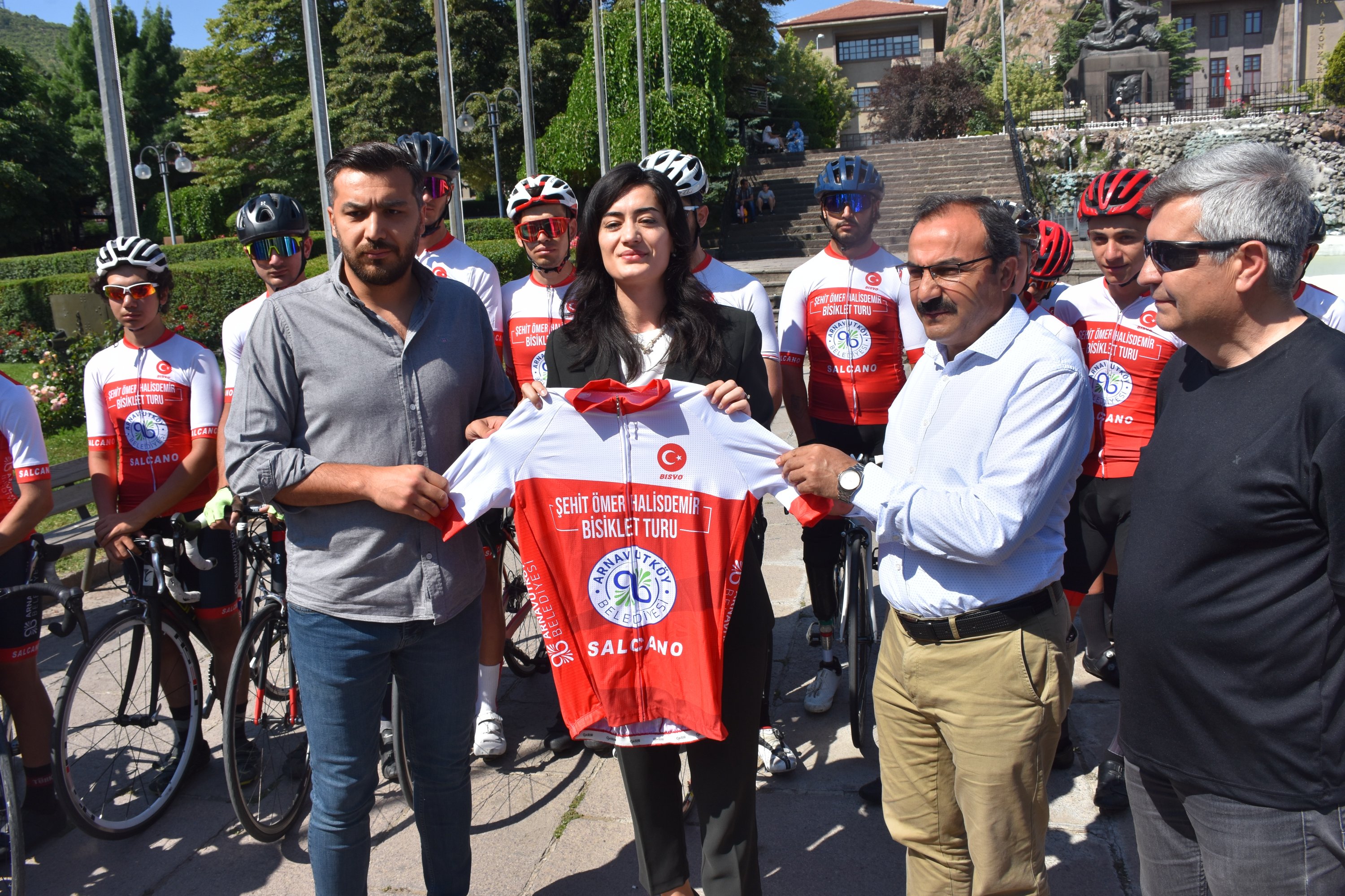 Penyelenggara Tur Sepeda Martir Ömer Halisdemir berpose untuk foto menjelang Hari Demokrasi dan Persatuan Nasional 15 Juli, Istanbul, Türkiye, 12 Juli 2023. (Foto AA) 
