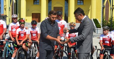 Governor Ali Çelik (R) hands over the soil he took from Kütahya Martyrdom Monument to Arnavutköy Municipality Sports Director Mahmut Okur to be transported to the grave of martyr Ömer Halisdemir, Niğde, Türkiye, July 11, 2023. (AA Photo)