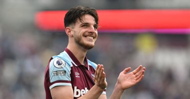 West Ham's Declan Rice applauds club's midfielder Mark Noble's last game at end of Premier League football match between West Ham United and Manchester City at London Stadium, in London, U.K., May 15, 2022. (AFP Photo)