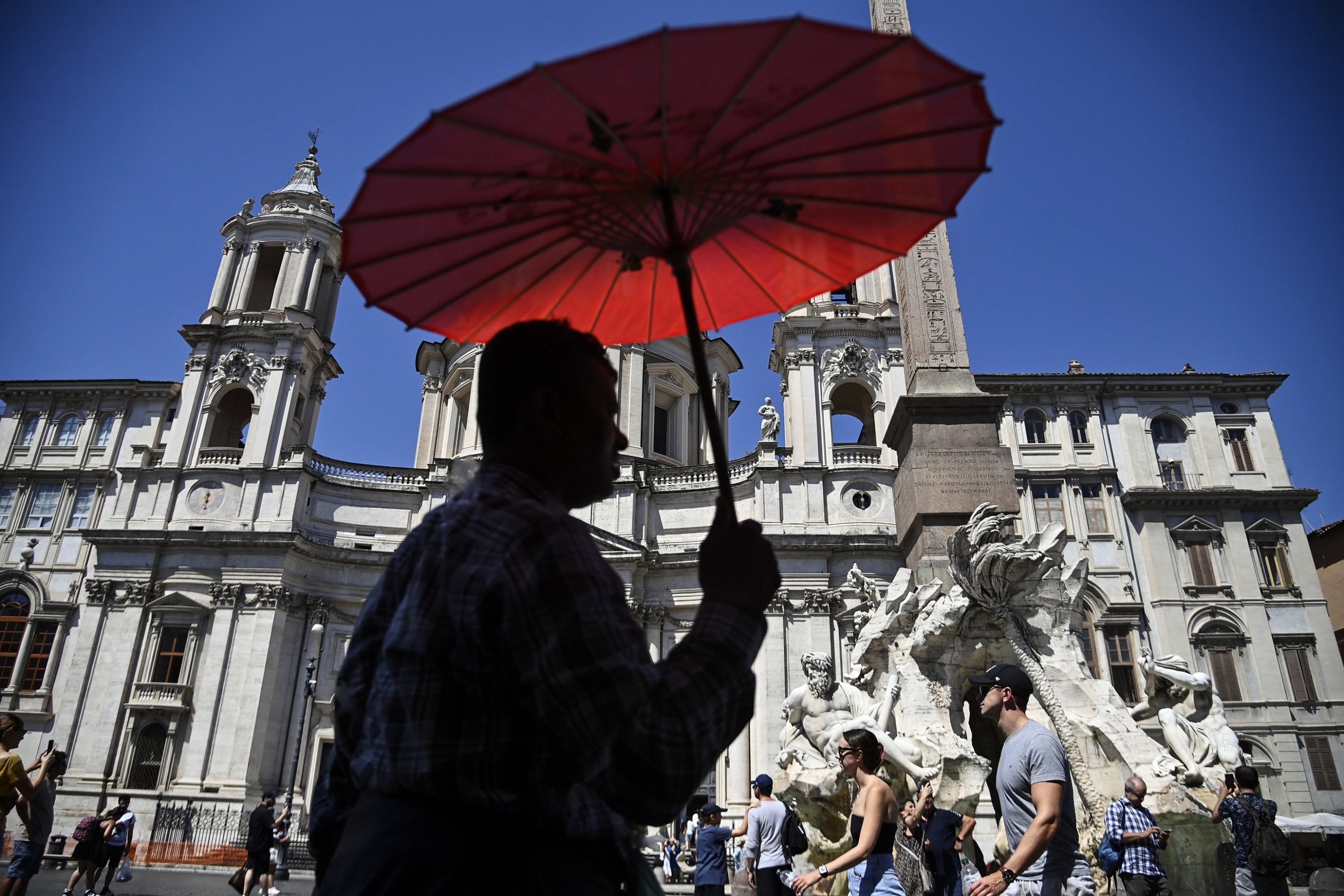 Turis di Piazza Navona berlindung dari panas, Roma, Italia, 11 Juli 2023. (Foto EPA)