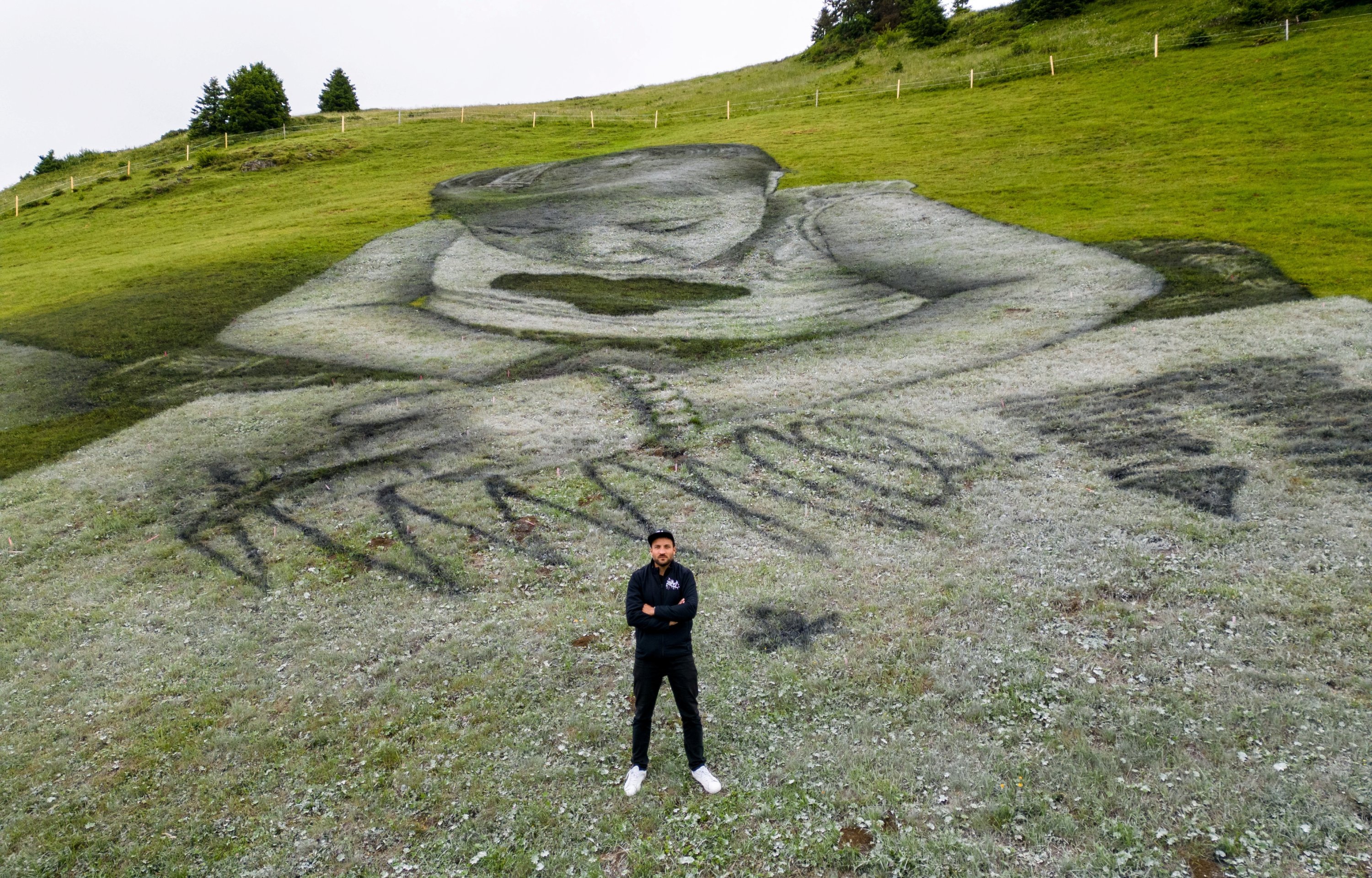 Громадный пишем. Картины в стиле Лэнд-арт. Рисовать склон. Художник, который рисует на склонах гор. Marck швейцарский художник.