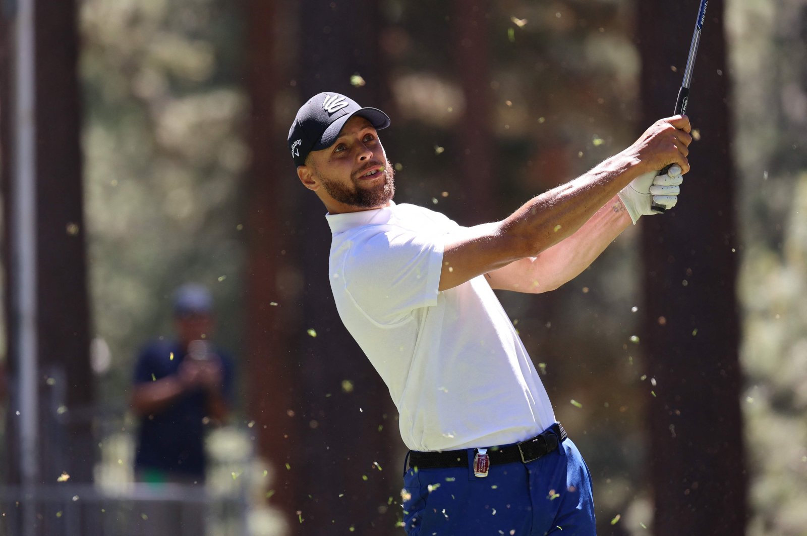 Bintang NBA Curry memamerkan kecakapan menembak dengan golf hole-in-one