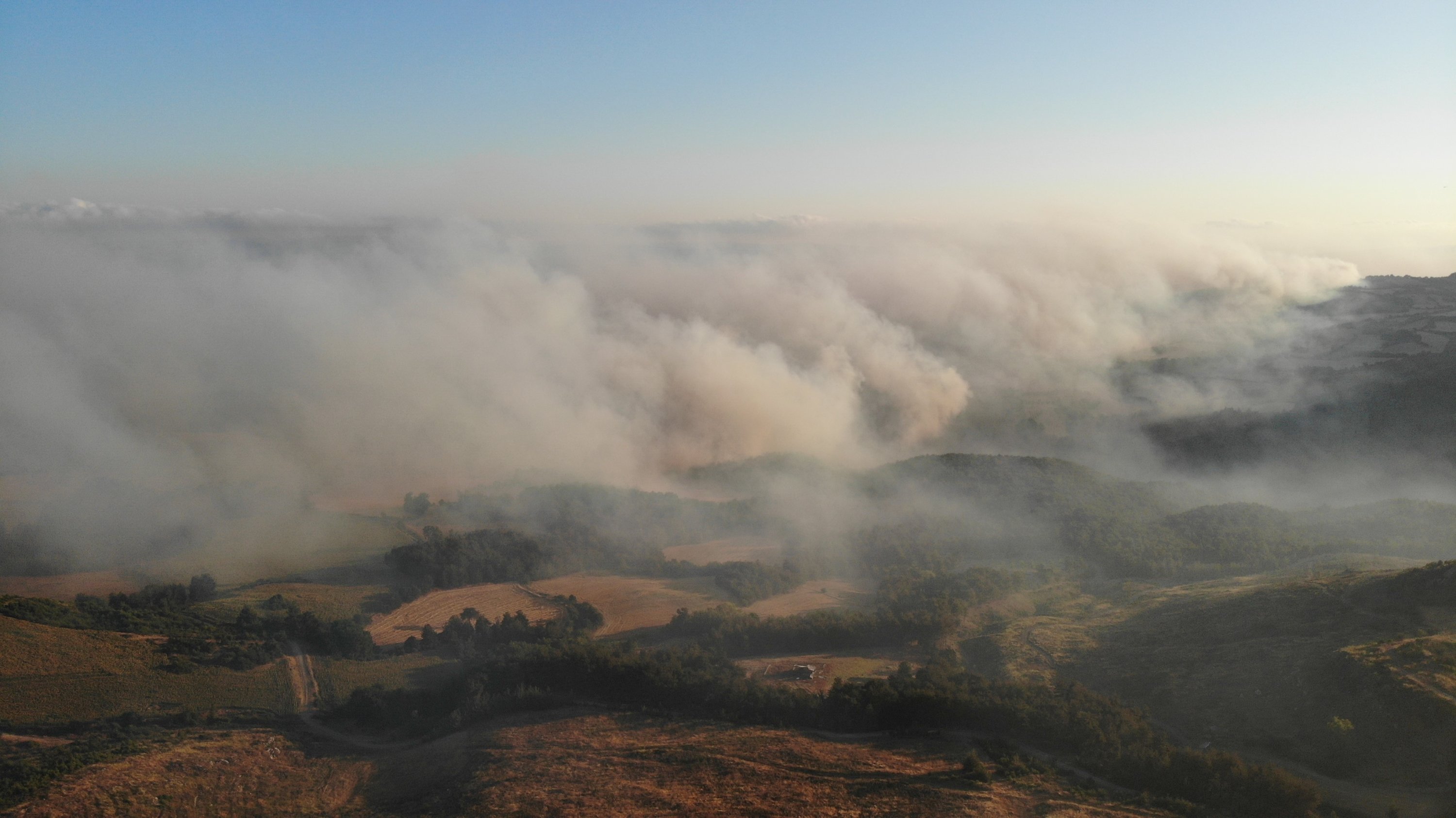 Pandangan udara dari asap yang mengepul setelah kebakaran di Çanakkale, Türkiye, 17 Juli 2023. (Foto IHA)