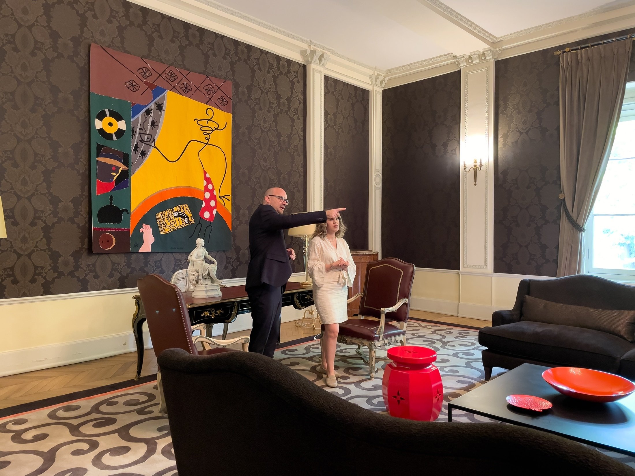Konsul Jenderal Prancis di Istanbul Olivier Gauvin memperkenalkan ruangan tempat dia terkadang melakukan upacara pernikahan antara warga Prancis, Istanbul, Türkiye, 14 Juli 2023. (Foto oleh Ahmet Koçak)