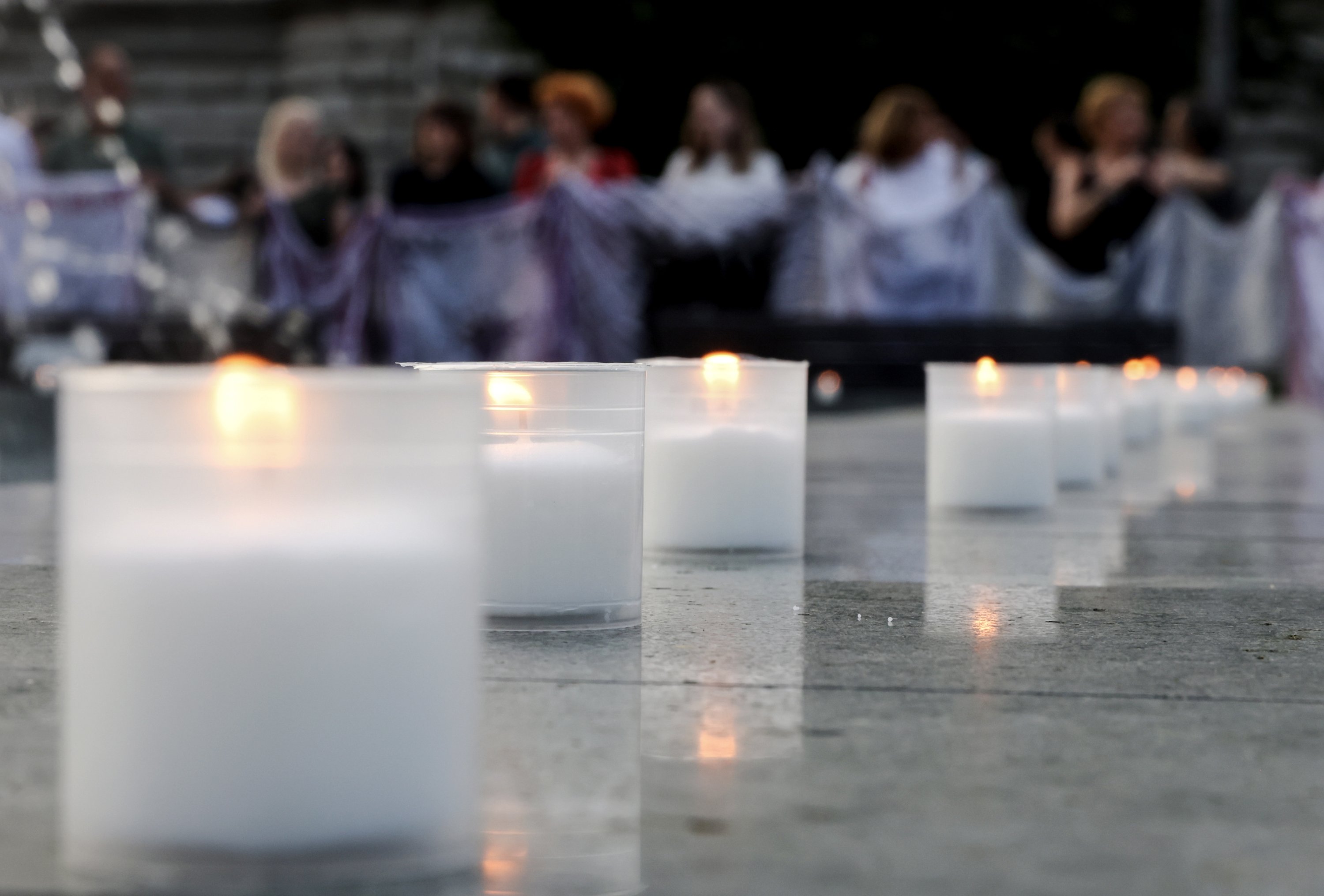 Aktivis menyalakan lilin untuk memperingati 28 tahun genosida Srebrenica di Beograd, Serbia, 11 Juli 2023. (Foto EPA)