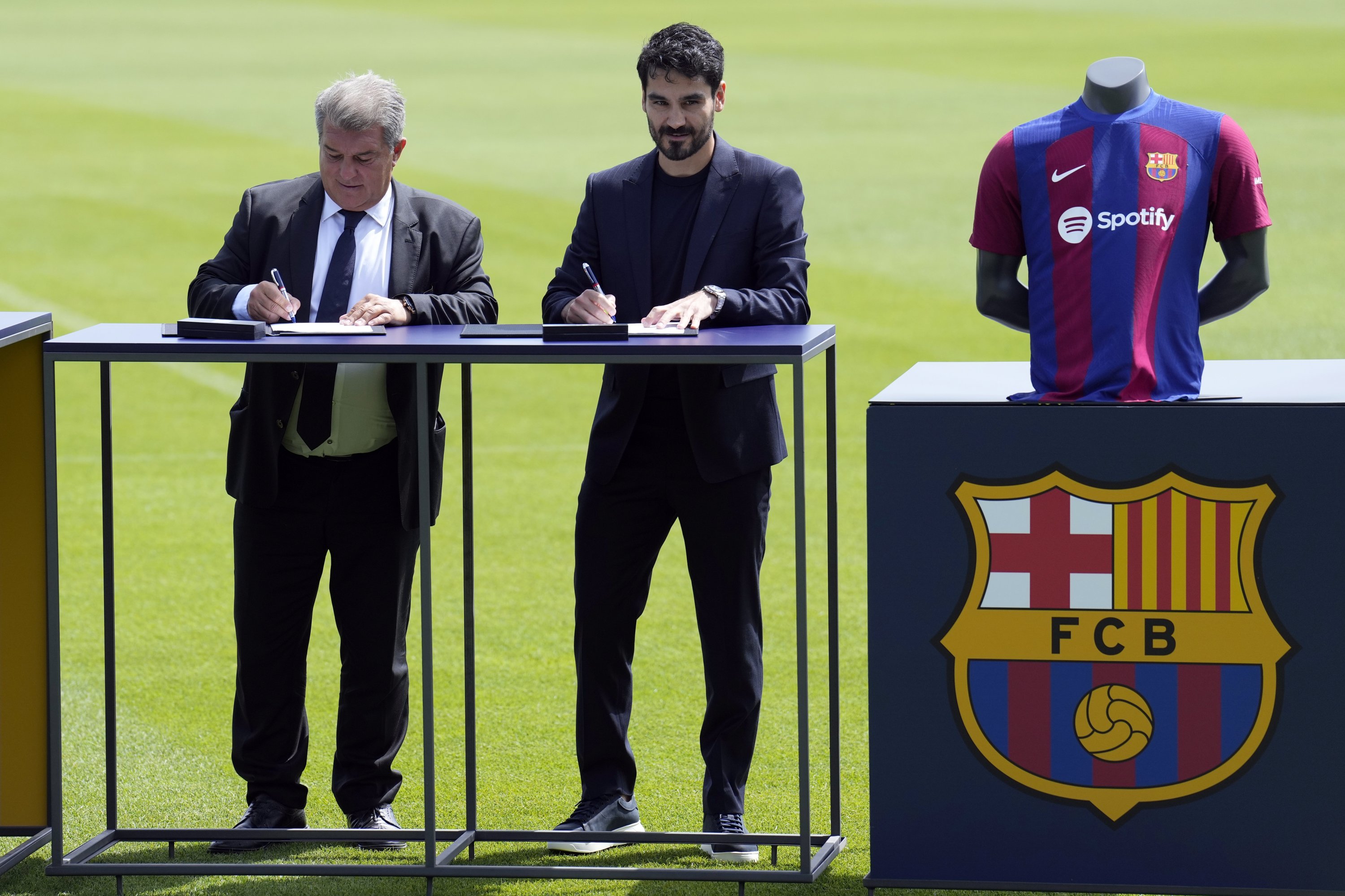Pemain Jerman Ilkay Gündoğan (kanan) dan Ketua FC Barcelona, ​​​​Joan Laporta, menandatangani kontrak sang pemain saat presentasinya sebagai pemain klub baru, Barcelona, ​​Spanyol, 17 Juli 2023. (Foto EPA)