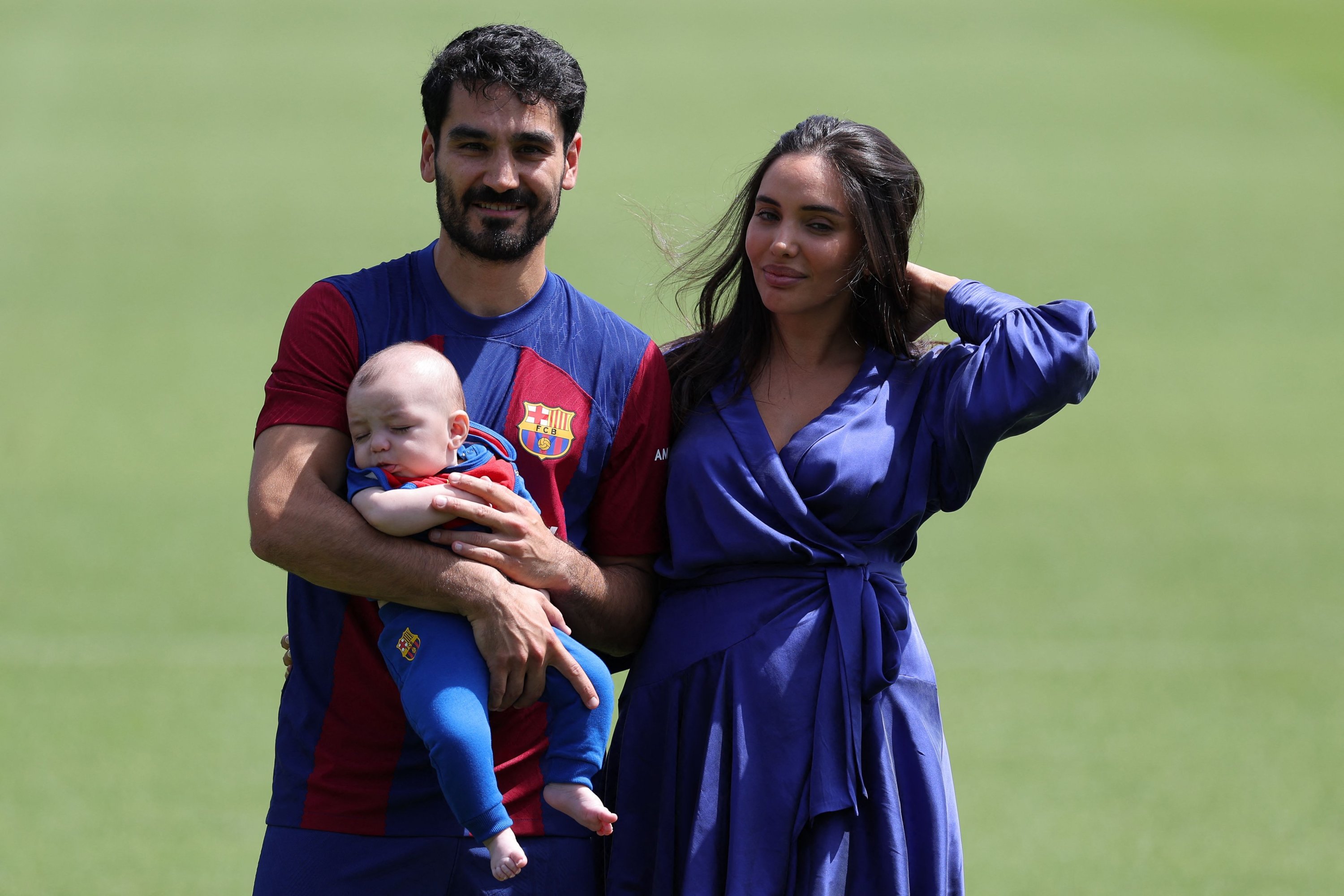 Gelandang baru FC Barcelona Ilkay Gundogan (kiri) berfoto bersama putranya yang baru lahir dan istrinya Sara Arfaoui selama presentasi resminya di tempat latihan Joan Gamper di Sant Joan Despi, Barcelona, ​​Spanyol, 17 Juli 2023. (AFP Foto)