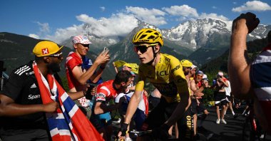 Jumbo-Visma&#039;s Danish rider Jonas Vingegaard wearing the overall leader&#039;s yellow jersey cycles in the final ascent of Saint-Gervais-les-Bains in the last kilometers of the 15th stage of the 110th edition of the Tour de France cycling race, 179 km (111 miles) between Les Gets Les Portes du Soleil and Saint-Gervais Mont-Blanc, French Alps, July 16, 2023. (AFP Photo)