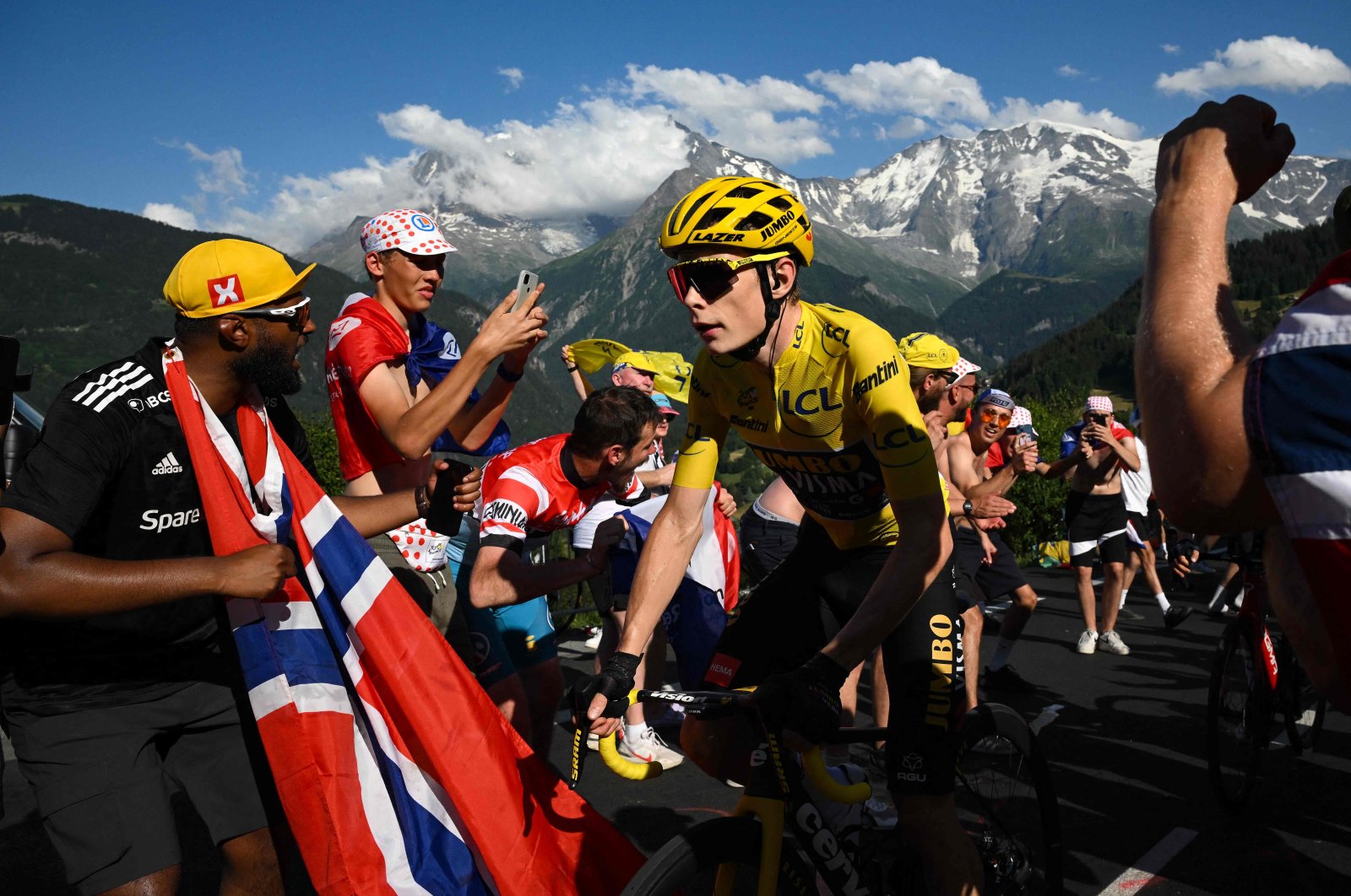Pemimpin Tour de France mendesak penggemar untuk menghormati keselamatan pengendara