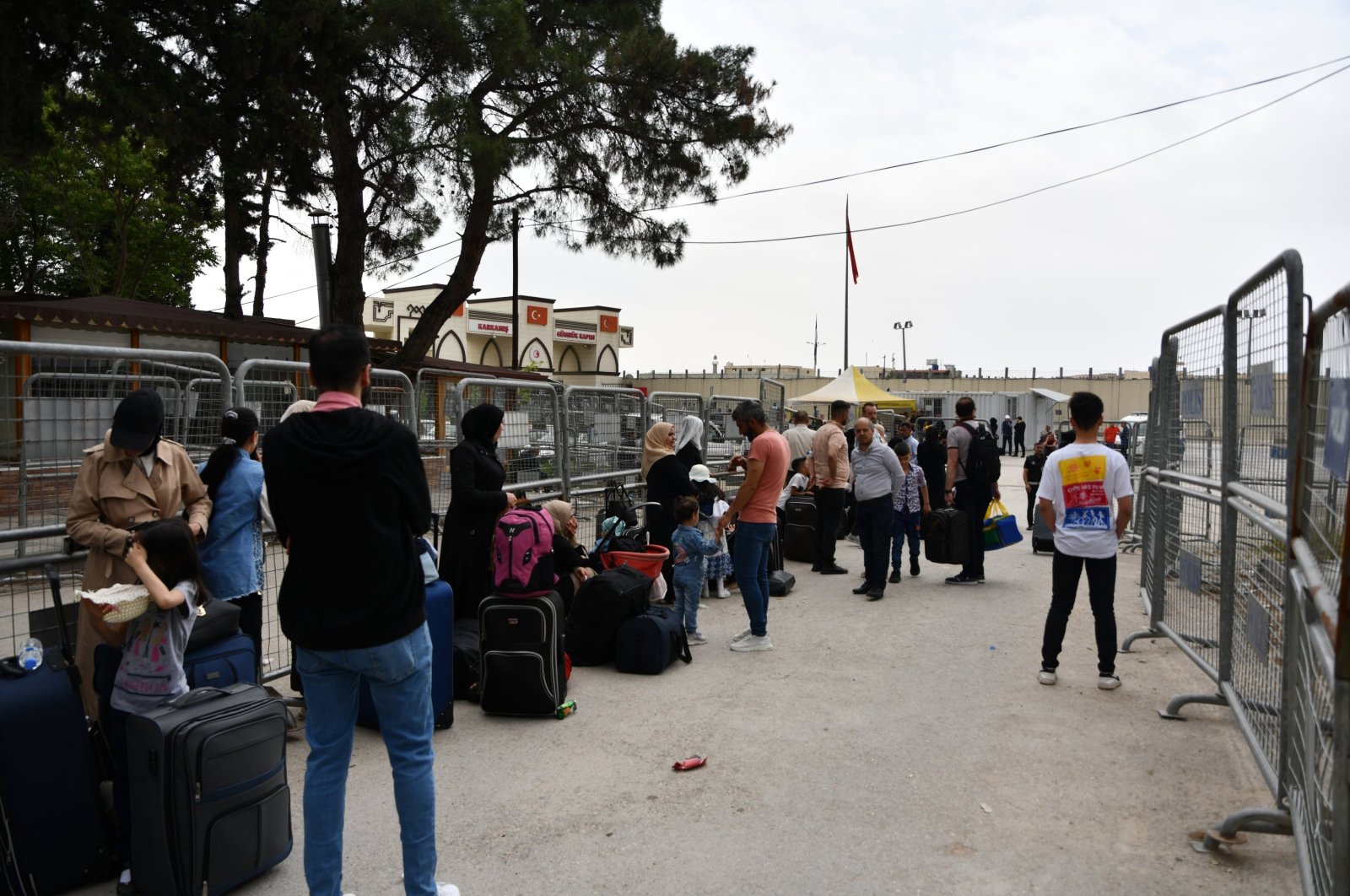 Syrians are seen voluntarily returning to their country at the Karkamış Border Gate in southern Gaziantep province, Türkiye, May 22, 2023 (AA Photo)