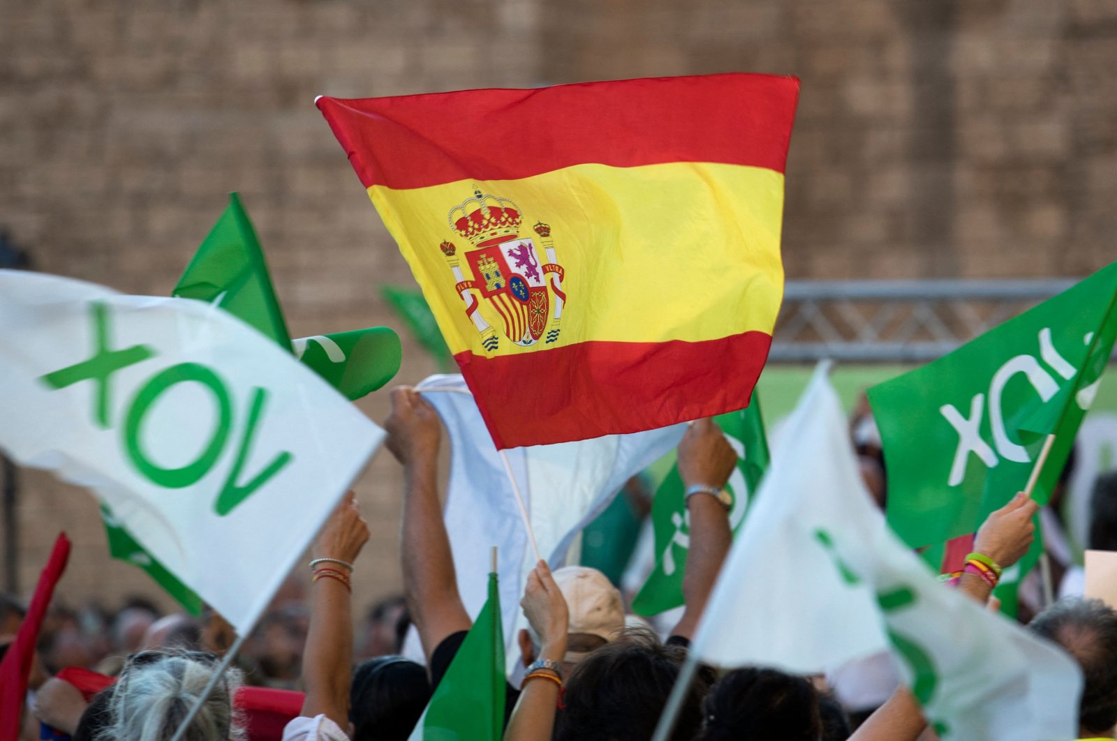 Kanan-jauh Eropa mengincar landasan baru dengan kemungkinan keuntungan dalam jajak pendapat Spanyol