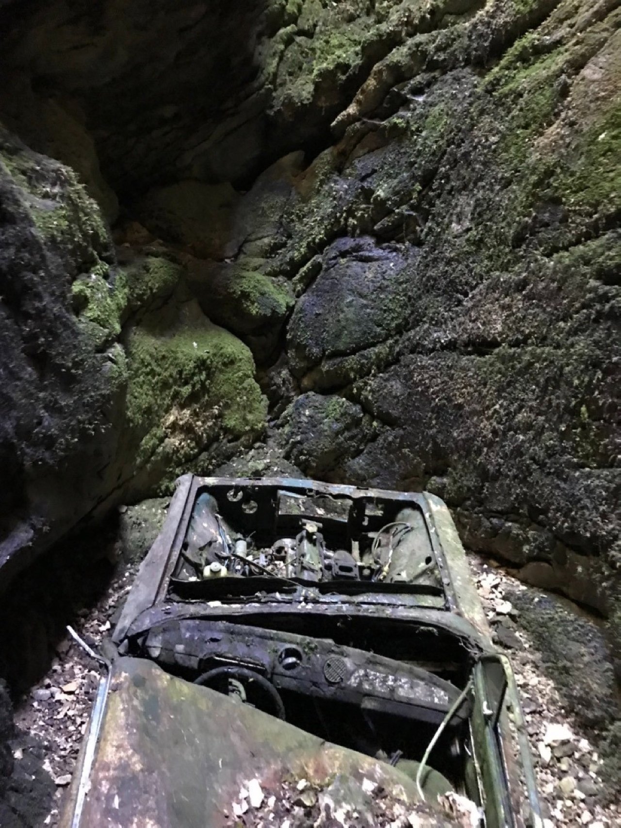 Model mobil Murat 124 yang membusuk ditemukan di sebuah gua di provinsi Antalya selatan, Türkiye, 18 Juli 2023. (Foto IHA)