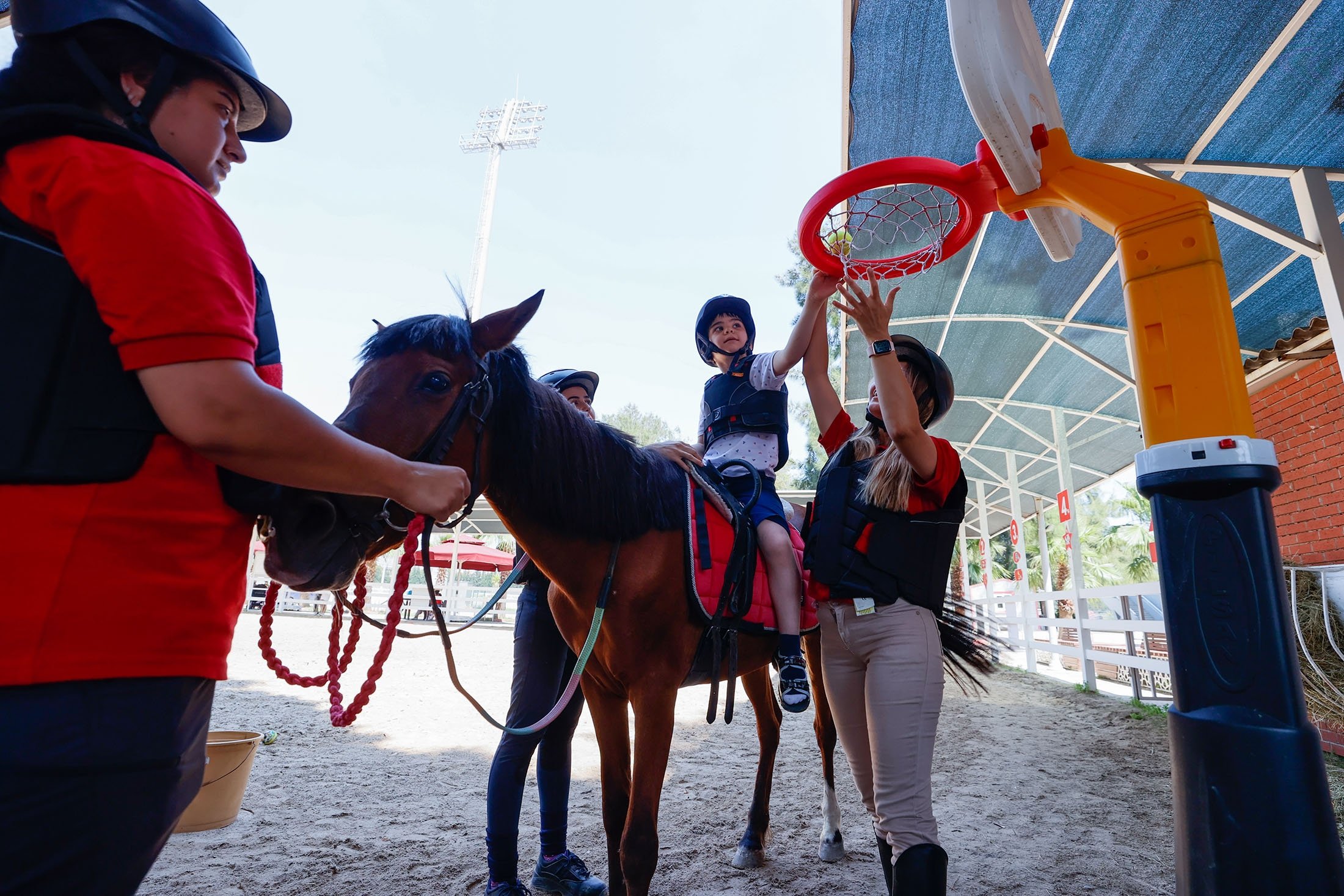 Seorang anak cacat menunggang kuda di Türkiye Jockey Club Equine Therapy Center, di Izmir, Türkiye, 15 Juli 2023. (Foto AA)