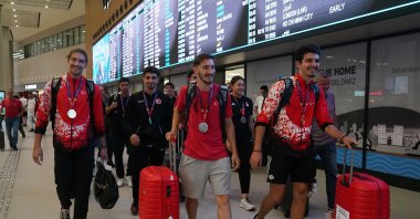 Turkish athletes arrive at the Istanbul Airport after the U23 European Athletics Championships, Istanbul, Türkiye, July 18, 2023. (IHA Photo)