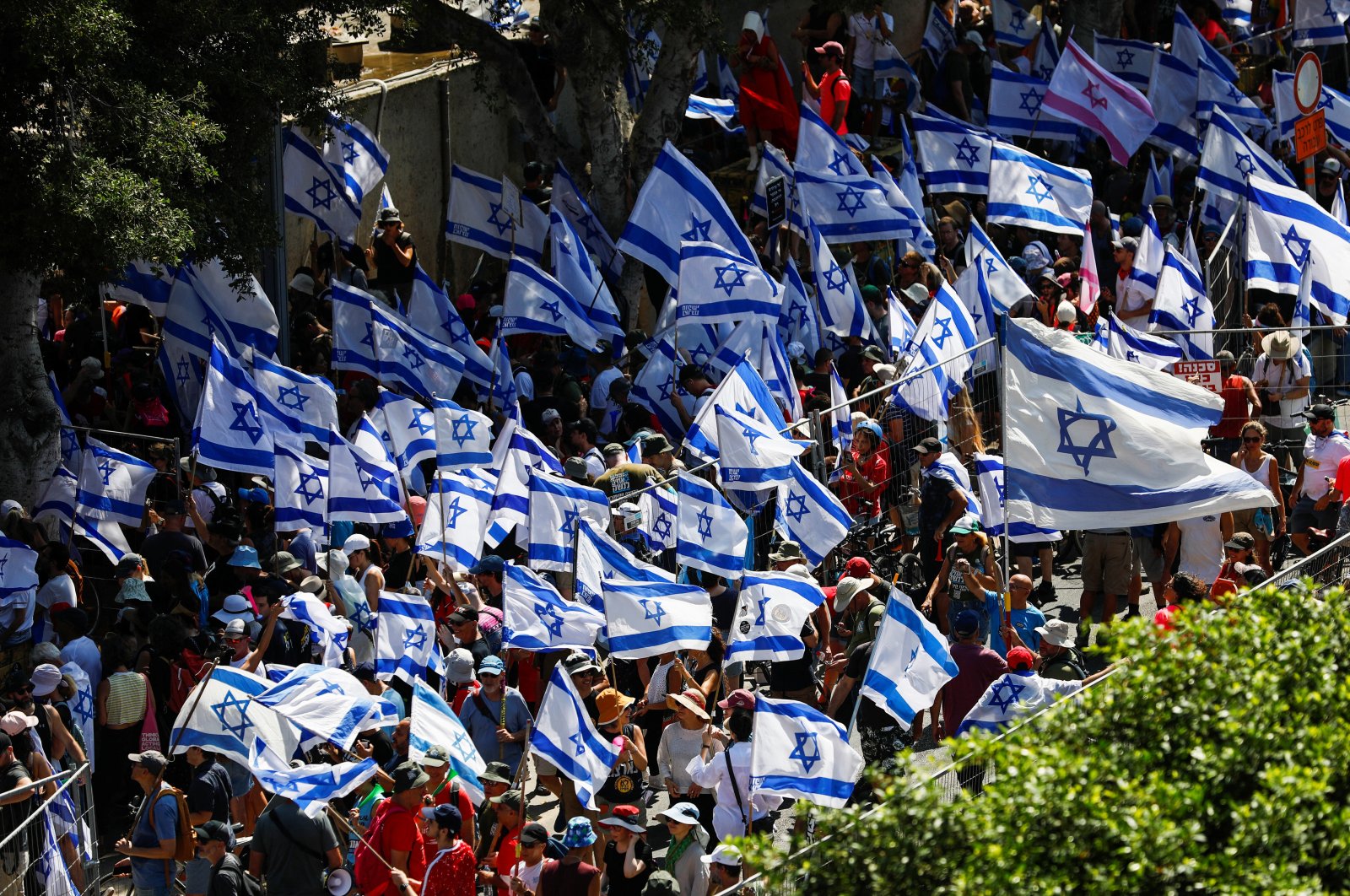 Hari gangguan: Israel memblokir jalan untuk menolak reformasi peradilan