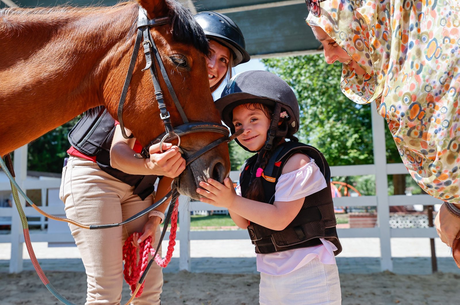 Pusat terapi Turki menawarkan penyembuhan anak-anak cacat melalui kuda