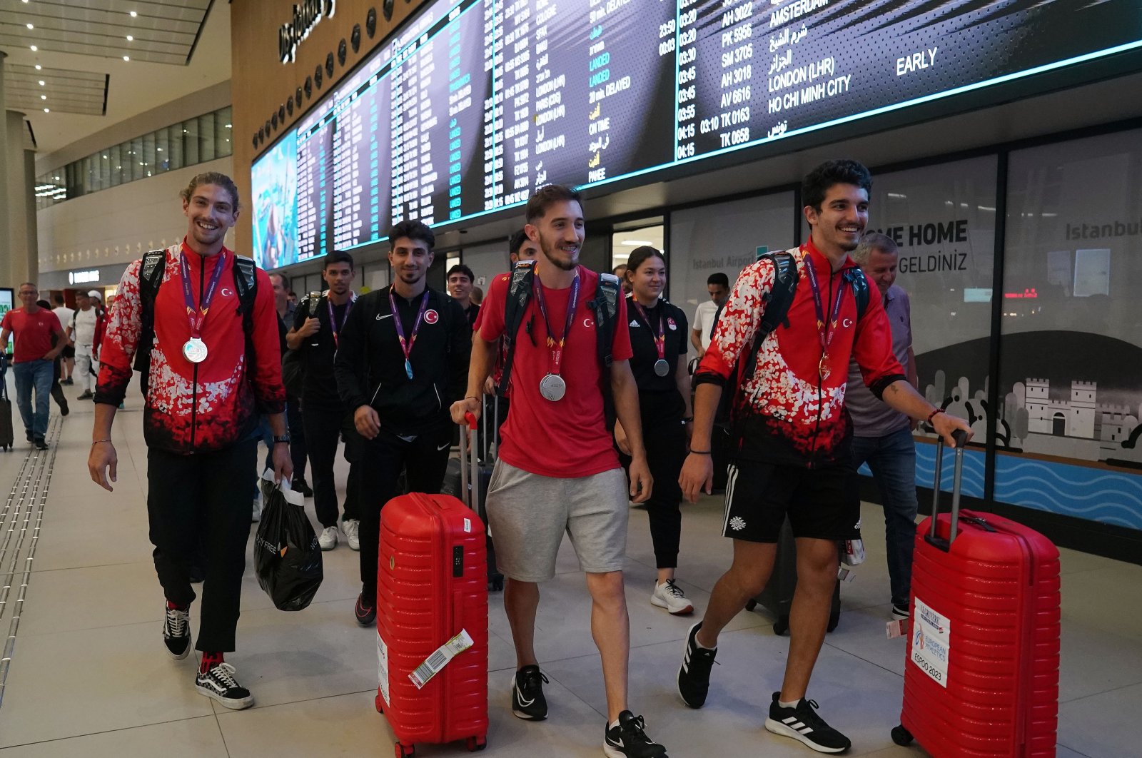 Rekor kıran Türk sporcular evlerine olimpiyat hayalleriyle dönüyor
