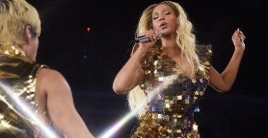 Beyonce wears the custom Raisa &amp; Vanessa gold sequin set during her Renaissance World Tour. ( @raisavanessa / Instagram)
