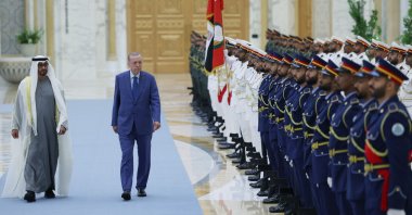 UAE&#039;s President Mohamed bin Zayed al-Nahyan (L) welcomes Türkiye&#039;s President Recep Tayyip Erdoğan in Abu Dhabi, July 19, 2023. (Turkish Presidential Communications Directorate via AFP)