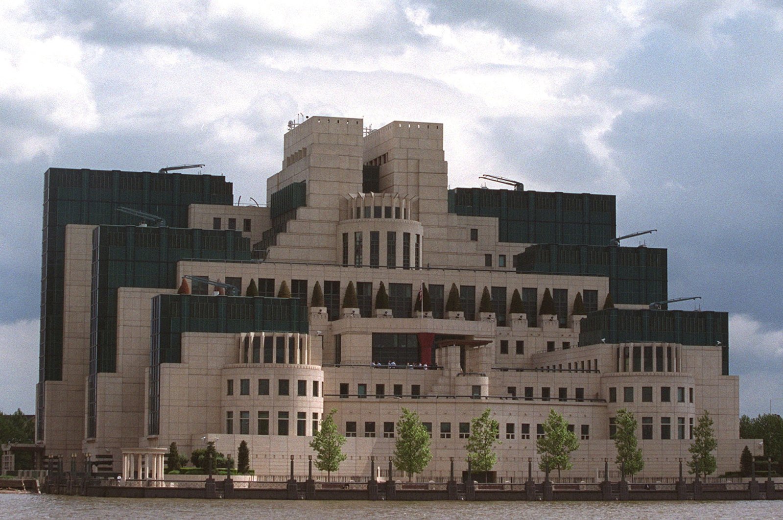 Badan mata-mata Inggris MI6 menyerukan Rusia untuk ‘bergandengan tangan’ sebagai agen