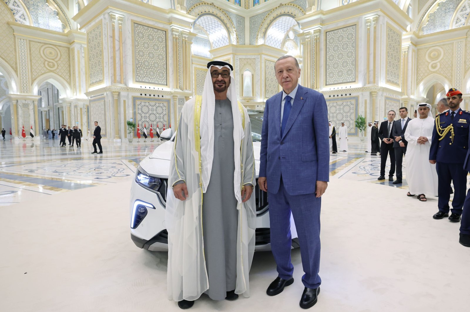 Presiden Erdoğan menghadiahkan mobil buatan dalam negeri Türkiye kepada emir UEA