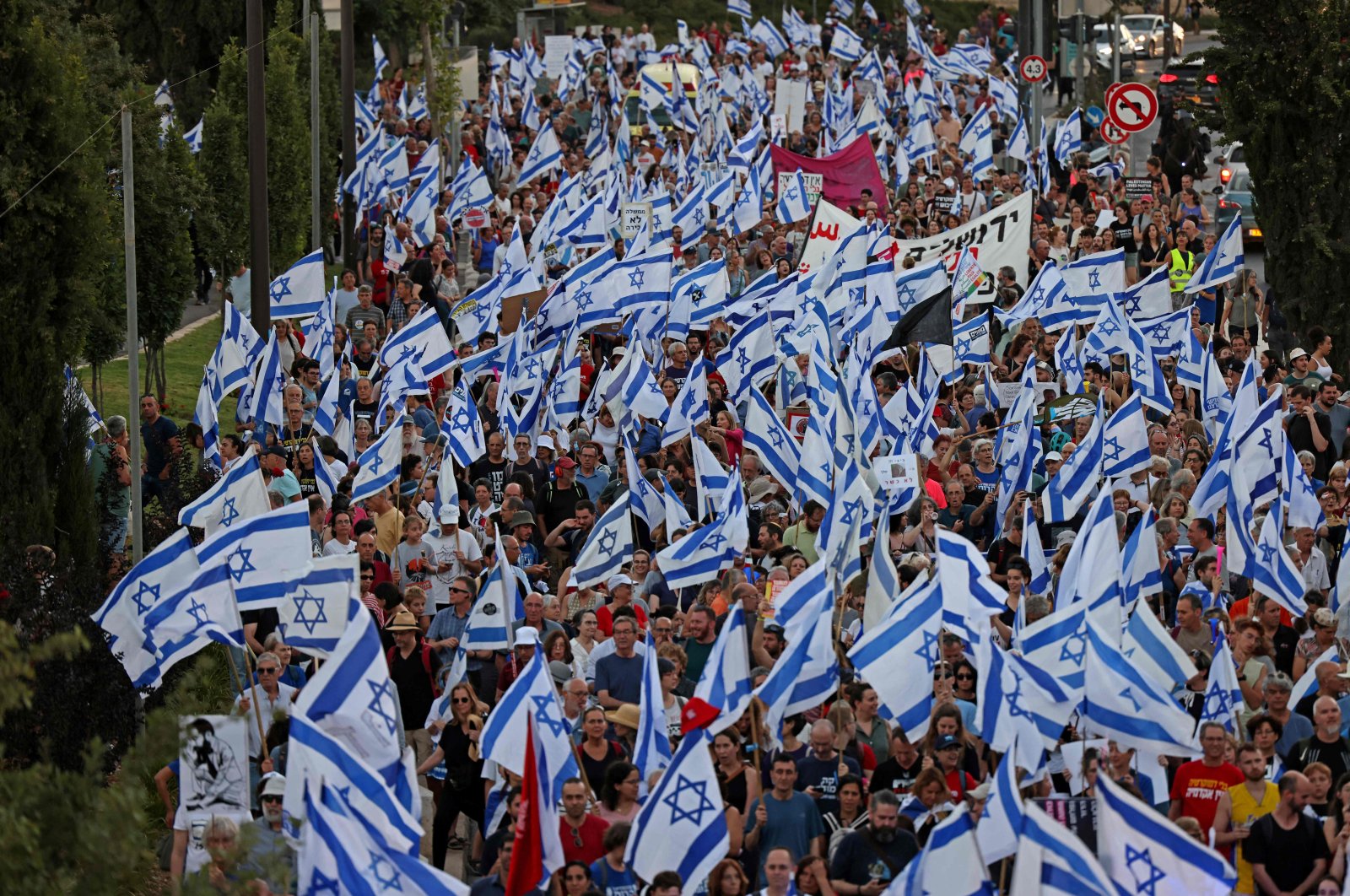 Ratusan orang Israel berbaris di Yerusalem, memprotes reformasi peradilan