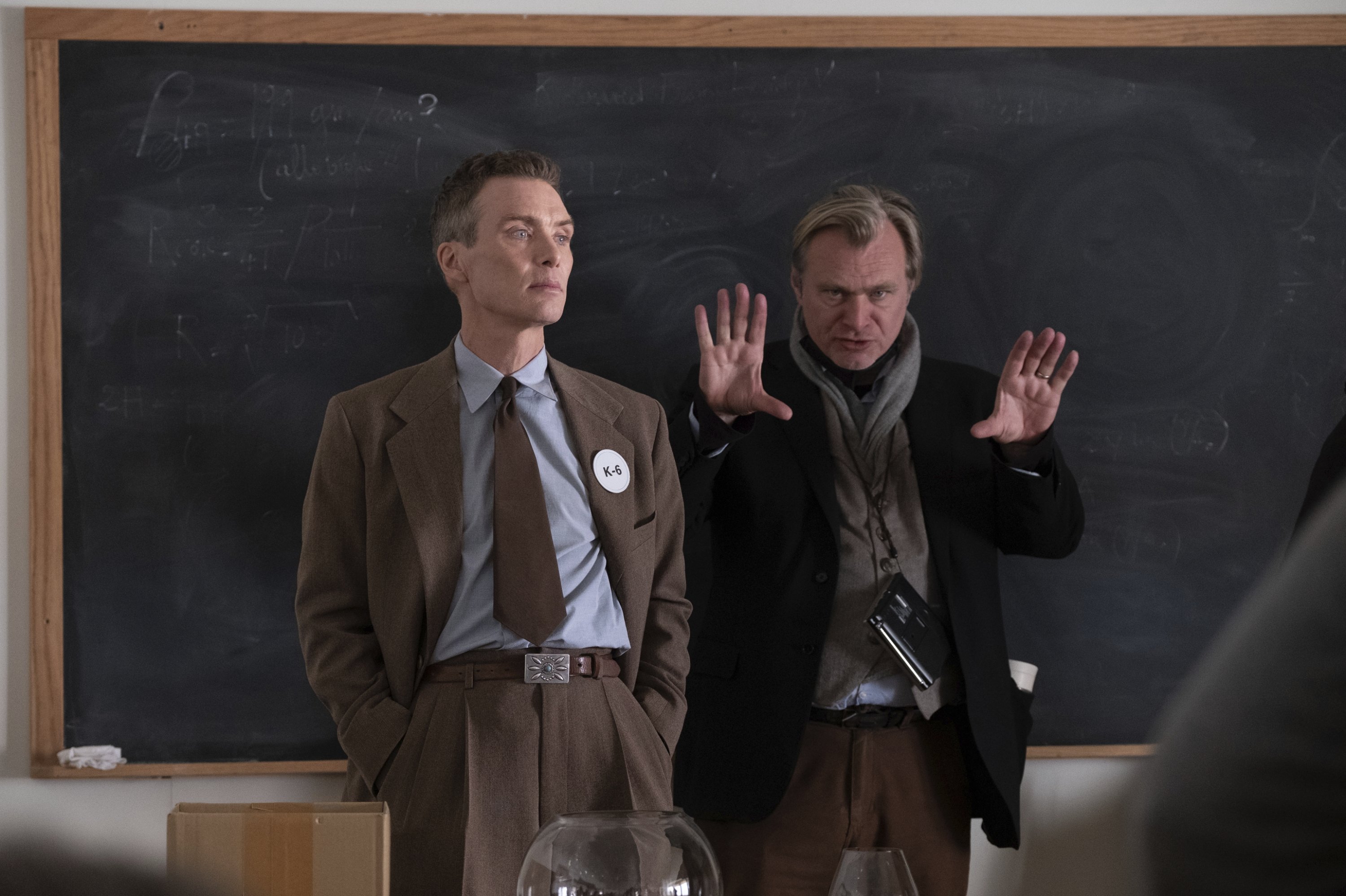 Gambar yang dirilis oleh Universal Pictures ini menunjukkan aktor Cillian Murphy (kiri) dan pembuat film Christopher Nolan di lokasi syuting 
