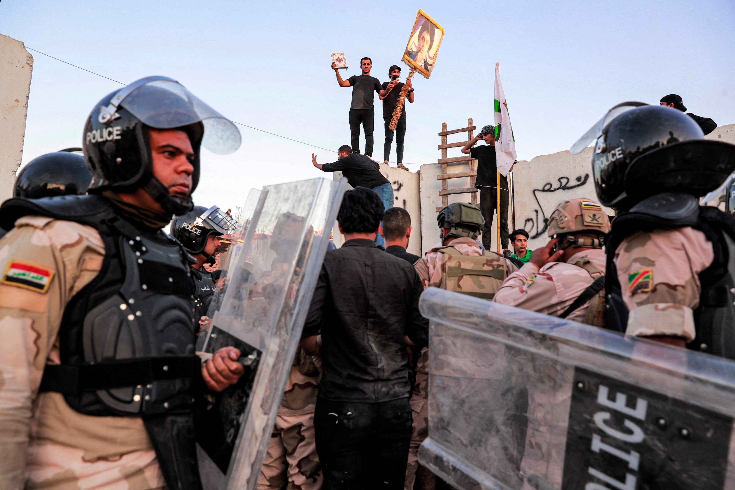 Polisi anti huru hara Irak berusaha membubarkan pengunjuk rasa di luar kedutaan Swedia di Baghdad pada 20 Juli 2023. (Foto AFP)