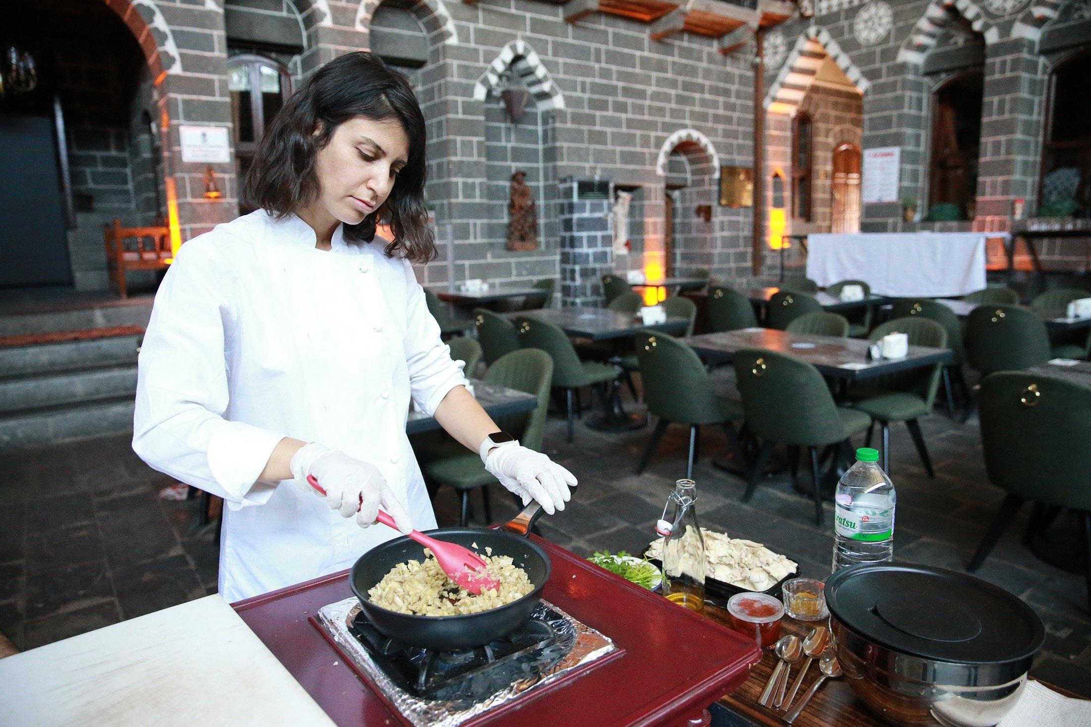 Guru sejarah Zeynep Olgun menyiapkan hidangan tradisional versi vegan, di Diyarbakır, Türkiye, 17 Juli 2023. (Foto AA)
