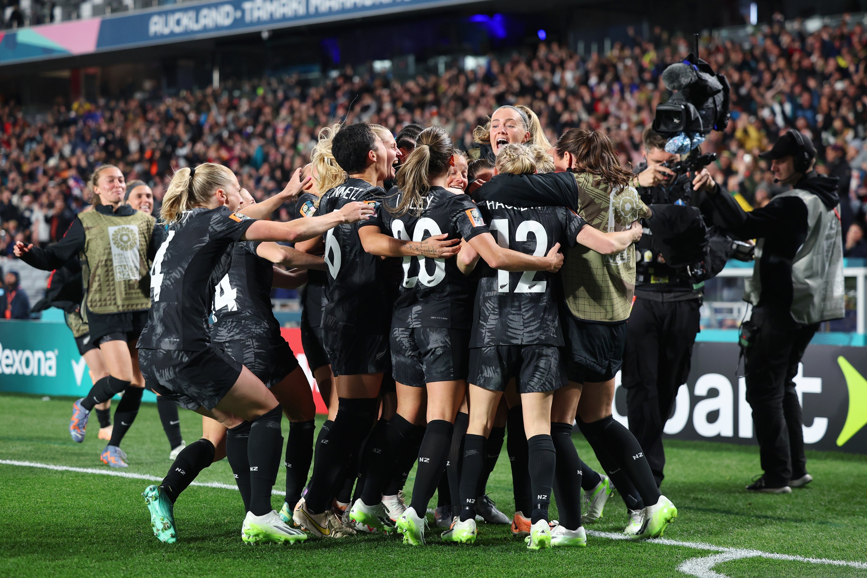 Para pemain Selandia Baru merayakan gol pertama tim yang dicetak oleh Hannah Wilkinson (disamarkan) selama pertandingan Grup A Piala Dunia Wanita FIFA Australia & Selandia Baru 2023 antara Selandia Baru dan Norwegia di Eden Park, Auckland, Selandia Baru, 20 Juli 2023. (Getty Gambar Foto)