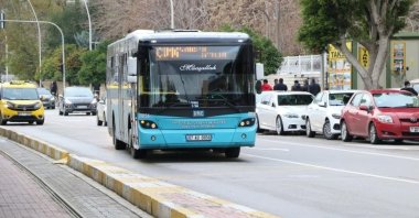 A public bus approaches a bus stop, Antalya, southern Türkiye, July 18, 2023. (IHA Photo)