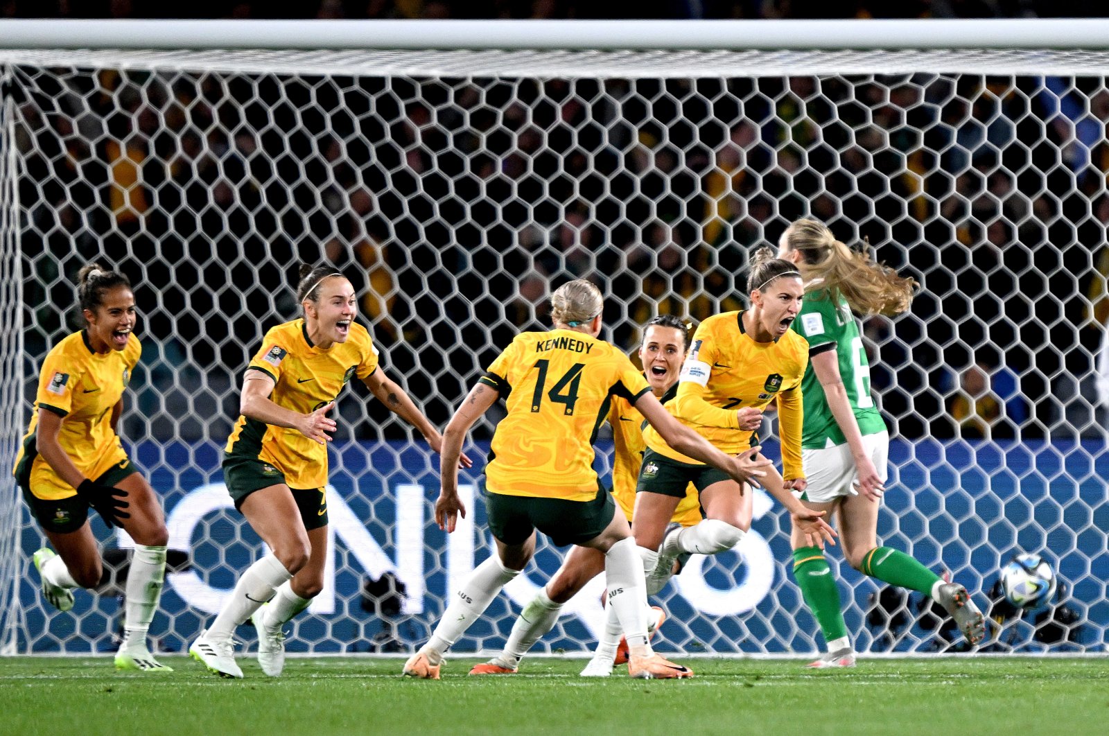 Piala Dunia Wanita bergemuruh saat tuan rumah menang di tengah tragedi Auckland