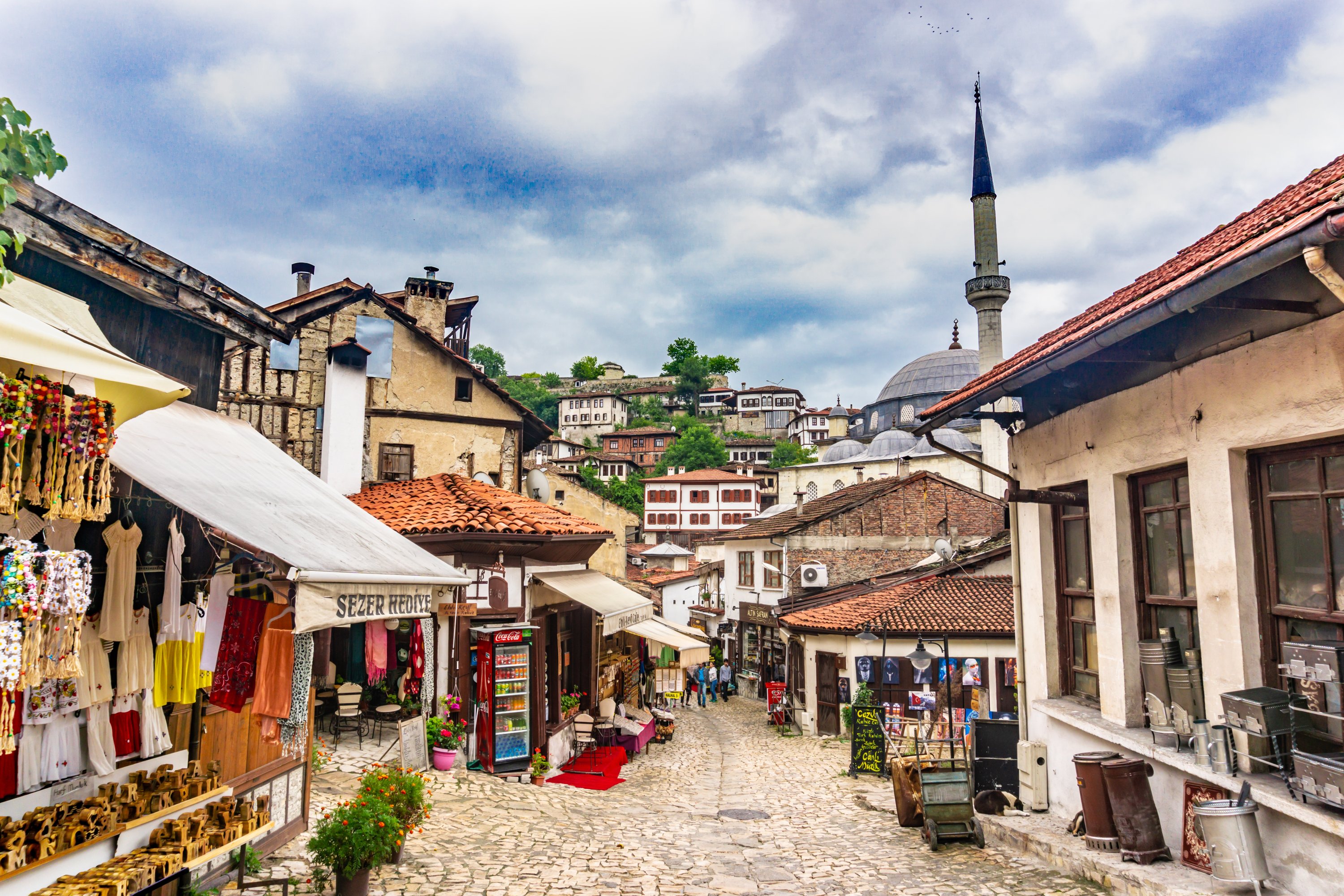 Rumah tradisional Turki dan jalan batu sempit Safranbolu, Karabük, Türkiye, 15 Juli 2019. (Foto Shutterstock)