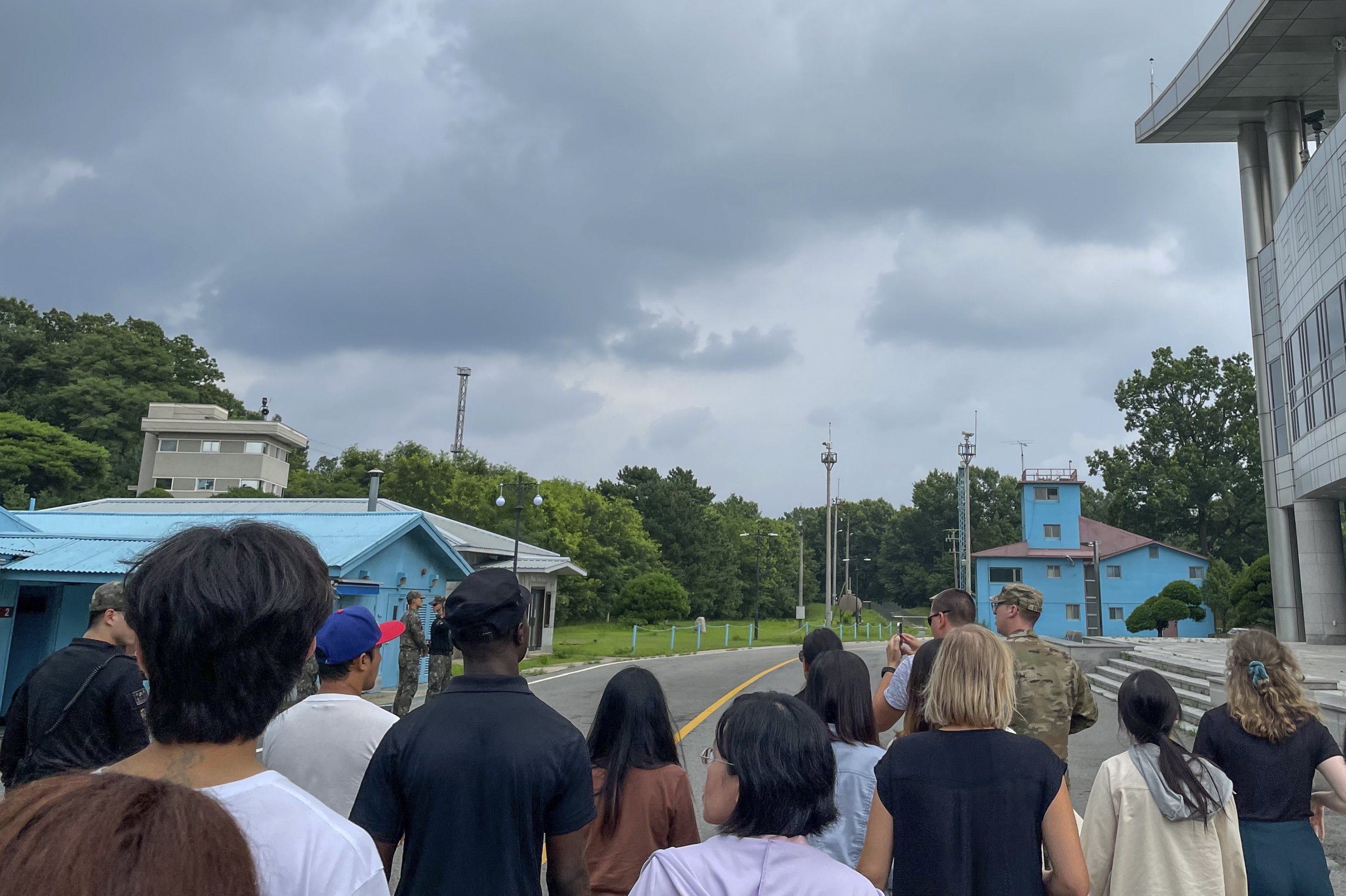 Sekelompok turis berdiri di dekat stasiun perbatasan di Panmunjom di Zona Demiliterisasi, Paju, Korea Selatan, 18 Juli 2023. (Foto AP)