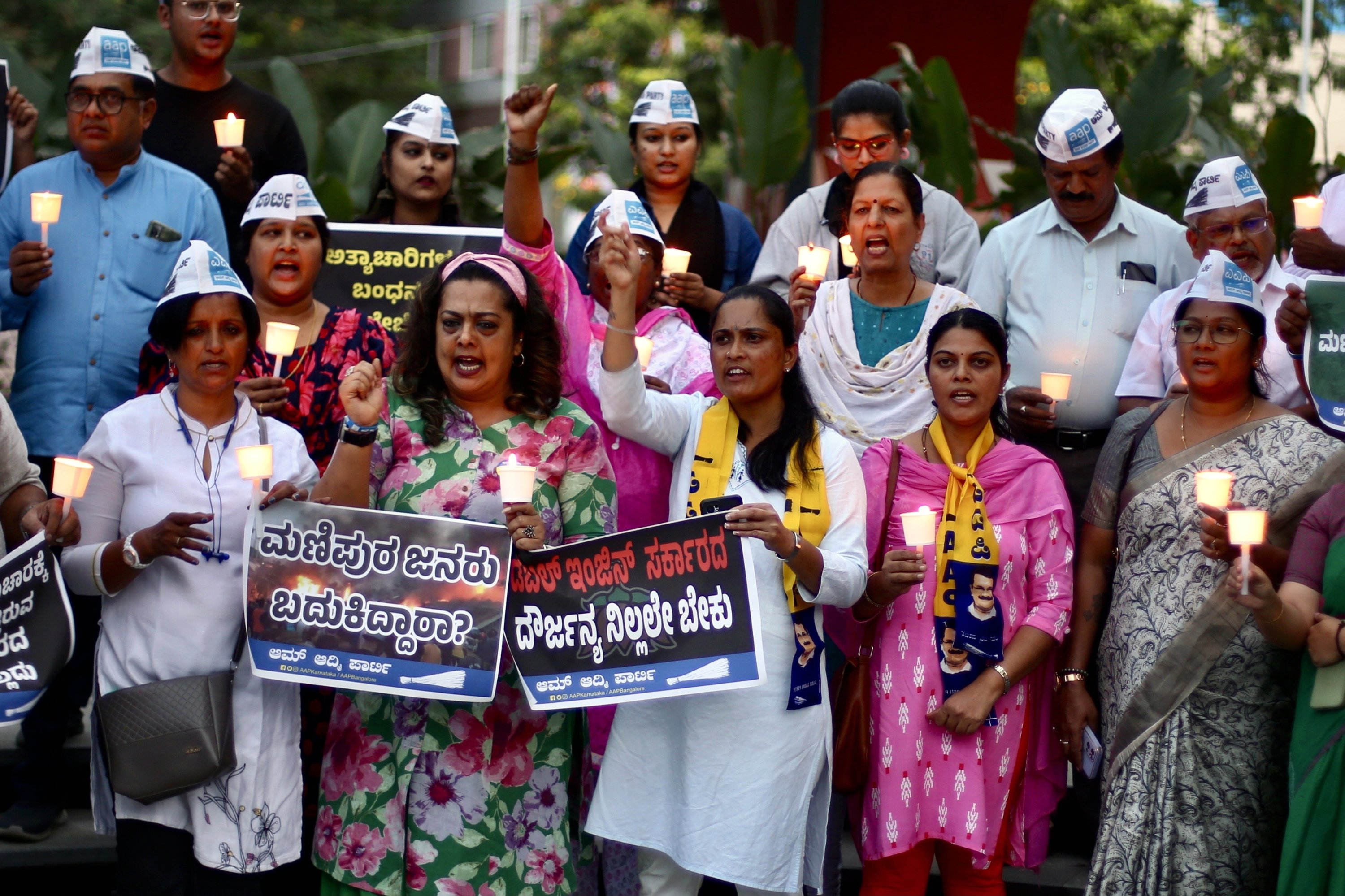 Anggota Partai Aam Aadmi memegang lilin selama nyala lilin untuk memprotes kekerasan yang sedang berlangsung terhadap perempuan di negara bagian Manipur, Bangalore, India, 20 Juli 2023. (Foto EPA)
