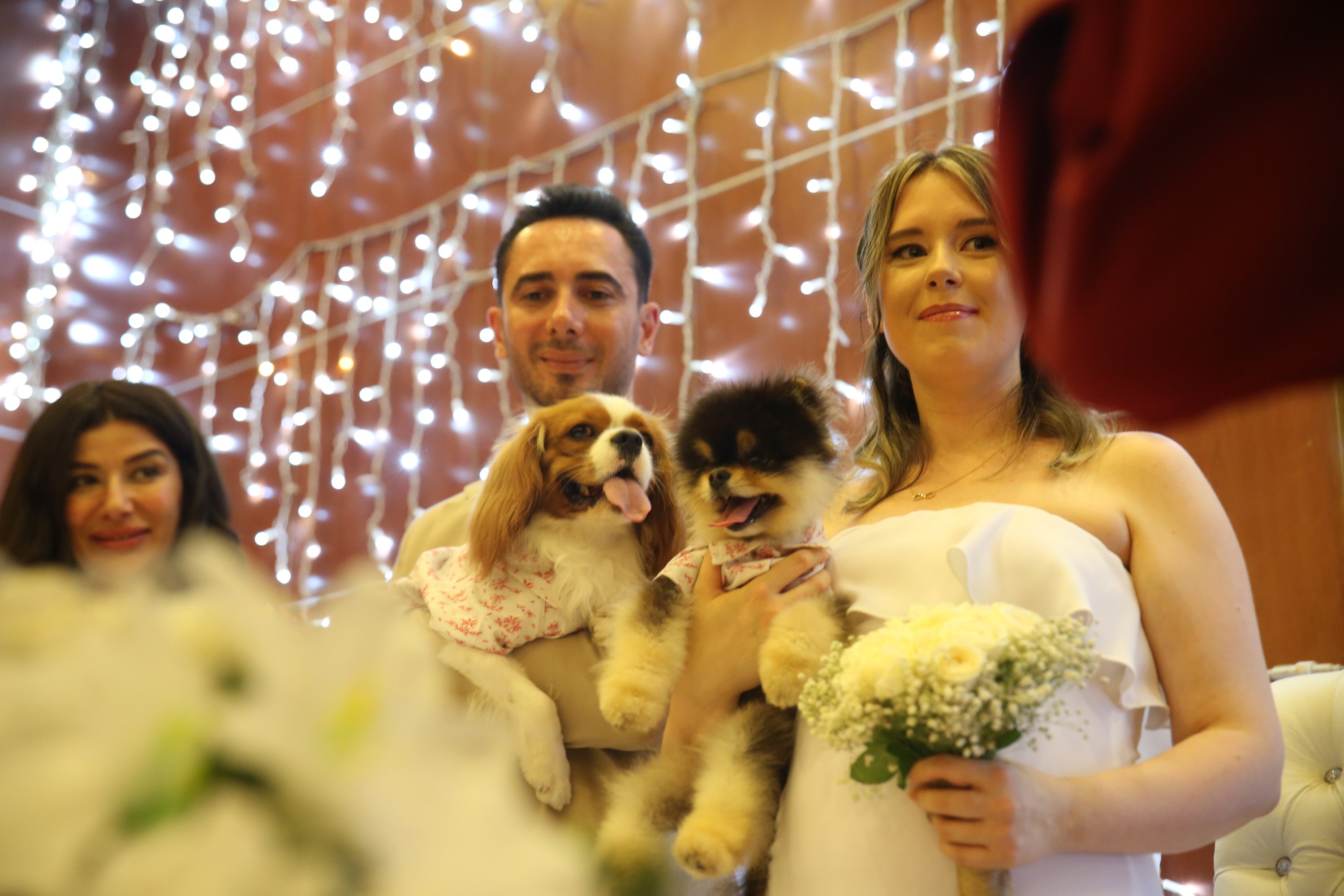 Mete Abstracturk (kiri) dan Daria Soyutürk dengan anjing peliharaan mereka berpose pada upacara pernikahan mereka di Mersin, Türkiye, 21 Juli 2023. (Foto IHA)