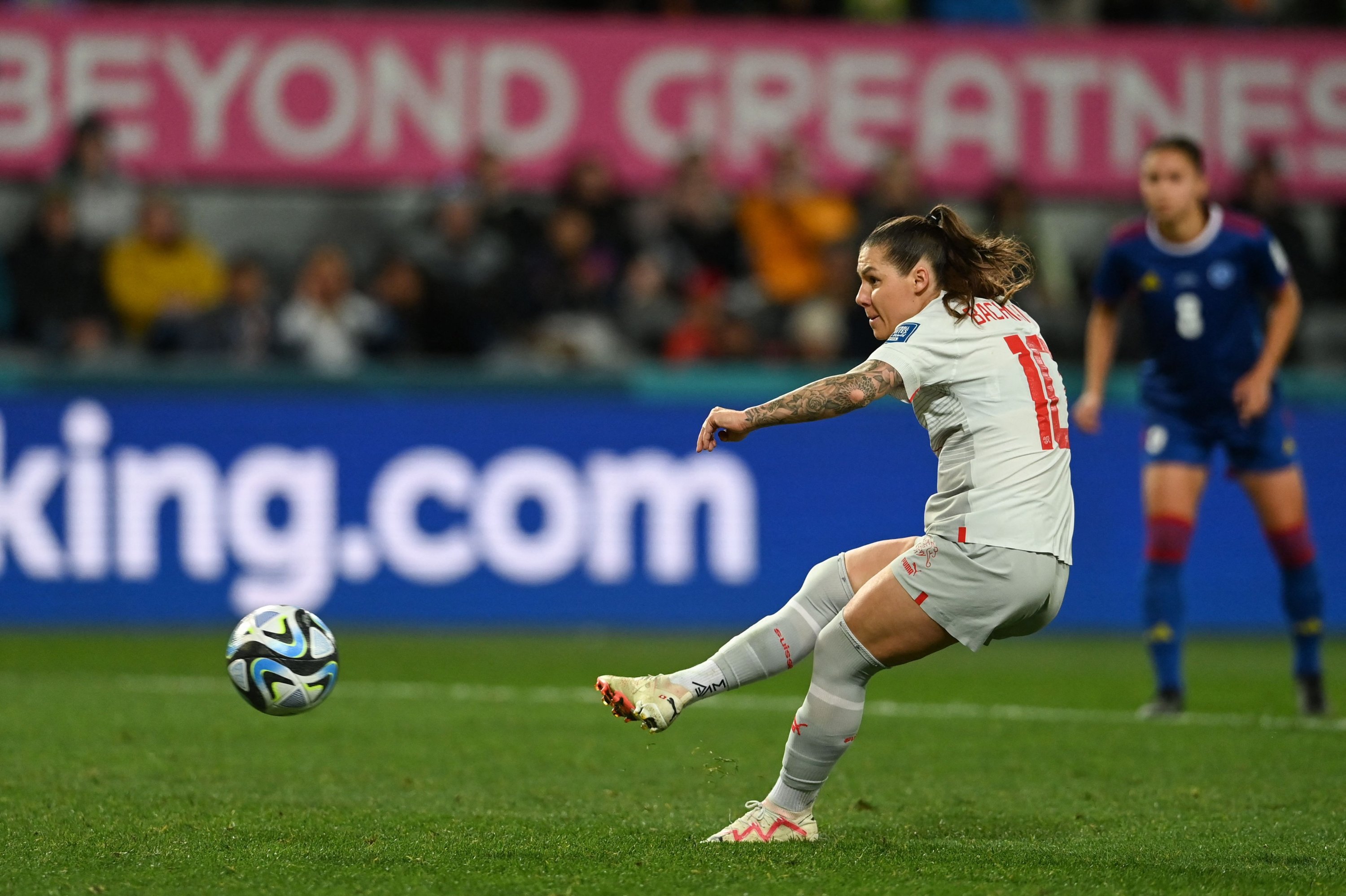 Penyerang Swiss Ramona Bachmann mencetak gol pertama timnya dari titik penalti selama pertandingan sepak bola Grup A Piala Dunia Wanita Australia dan Selandia Baru 2023 antara Filipina dan Swiss di Stadion Dunedin, Dunedin, Selandia Baru, 21 Juli 2023. (AFP Photo)