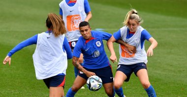 Shanice van de Sanden (L) and Wieke Kaptein of the Netherlands during a team training session ahead of the FIFA Women’s World Cup, at The King’s School, Sydney, Australia, July 17, 2023. (EPA Photo)