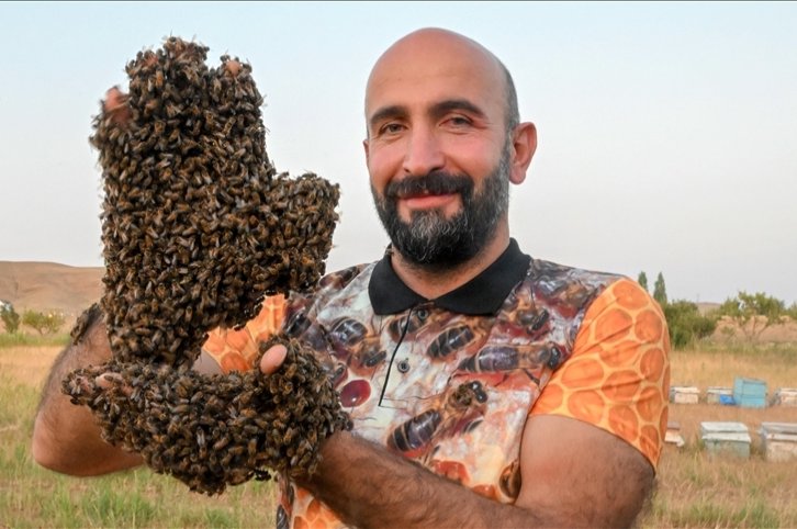 ‘Bee-Man’ Turki berdengung menuju Rekor Dunia Guinness