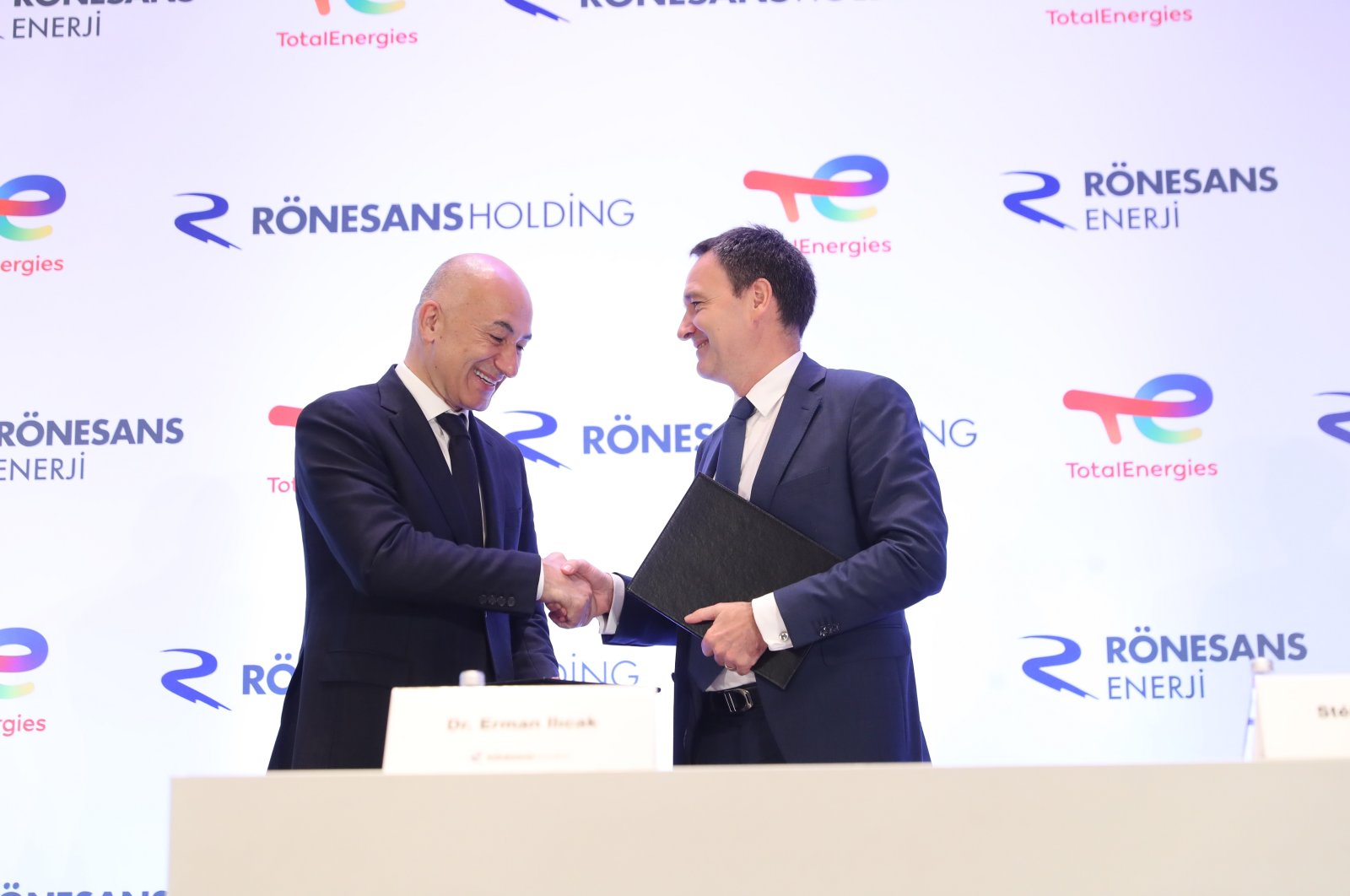 Rönesans Holding Chair Erman Ilıcak (L) and Stephane Michel, president of Natural Gas, Energy and Renewable Energy at TotalEnergies, shake hands after signing a partnership agreement, in Istanbul, Türkiye, July 21, 2023. (Courtesy of Rönesans Holding)