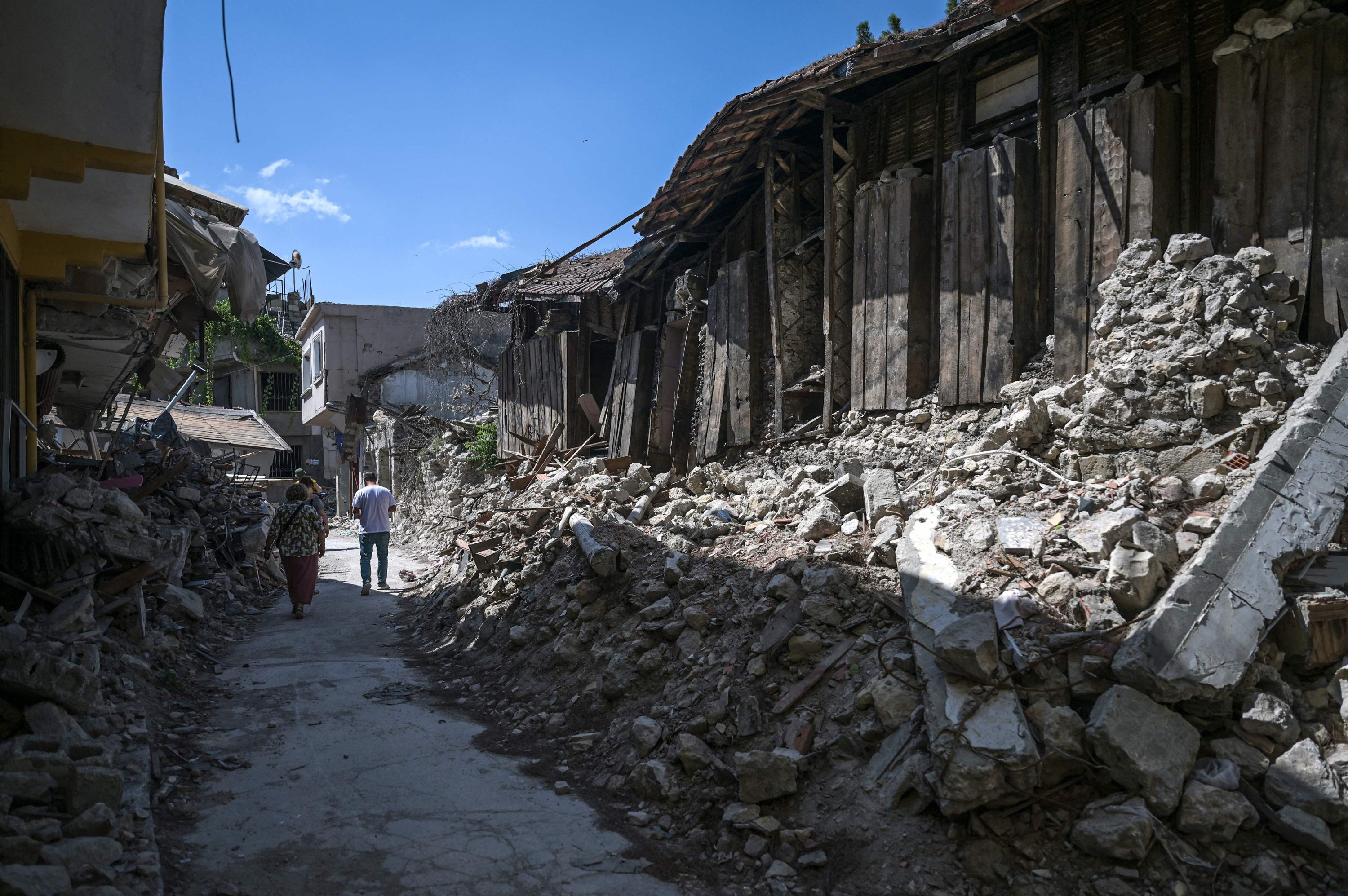 Gökhan Ergin, spesialis arsitek pada bangunan kuno berjalan di samping bangunan bersejarah yang rusak saat dia memeriksanya, lima bulan setelah guncangan berkekuatan 7,8, Hatay, Türkiye, 10 Juli 2023. (Foto AFP)