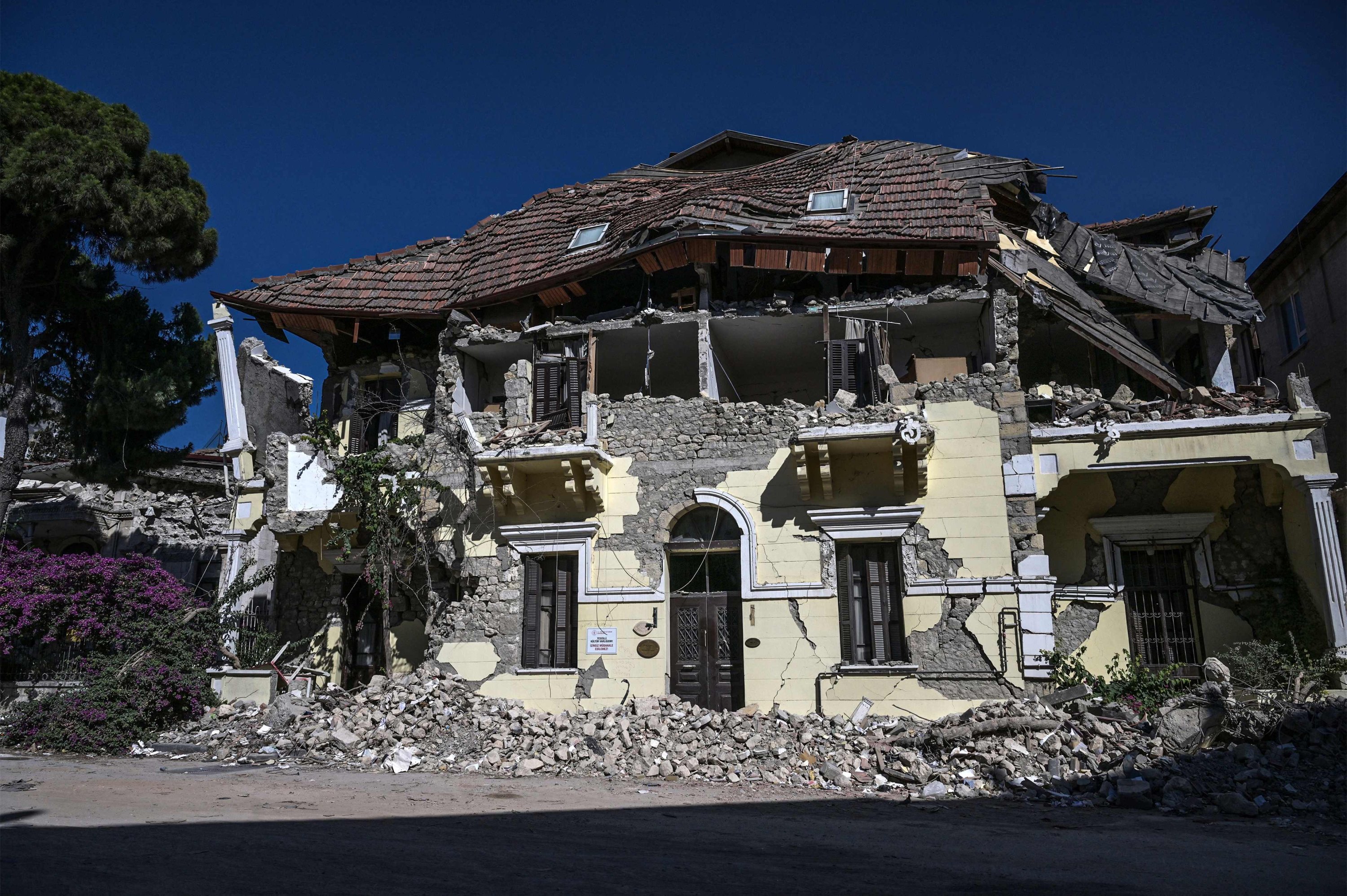 Pemandangan hotel bersejarah yang rusak lima bulan setelah guncangan berkekuatan 7,8 dan gempa susulan menyapu sebagian besar wilayah, Hatay, Türkiye, 11 Juli 2023. (AFP Photo)