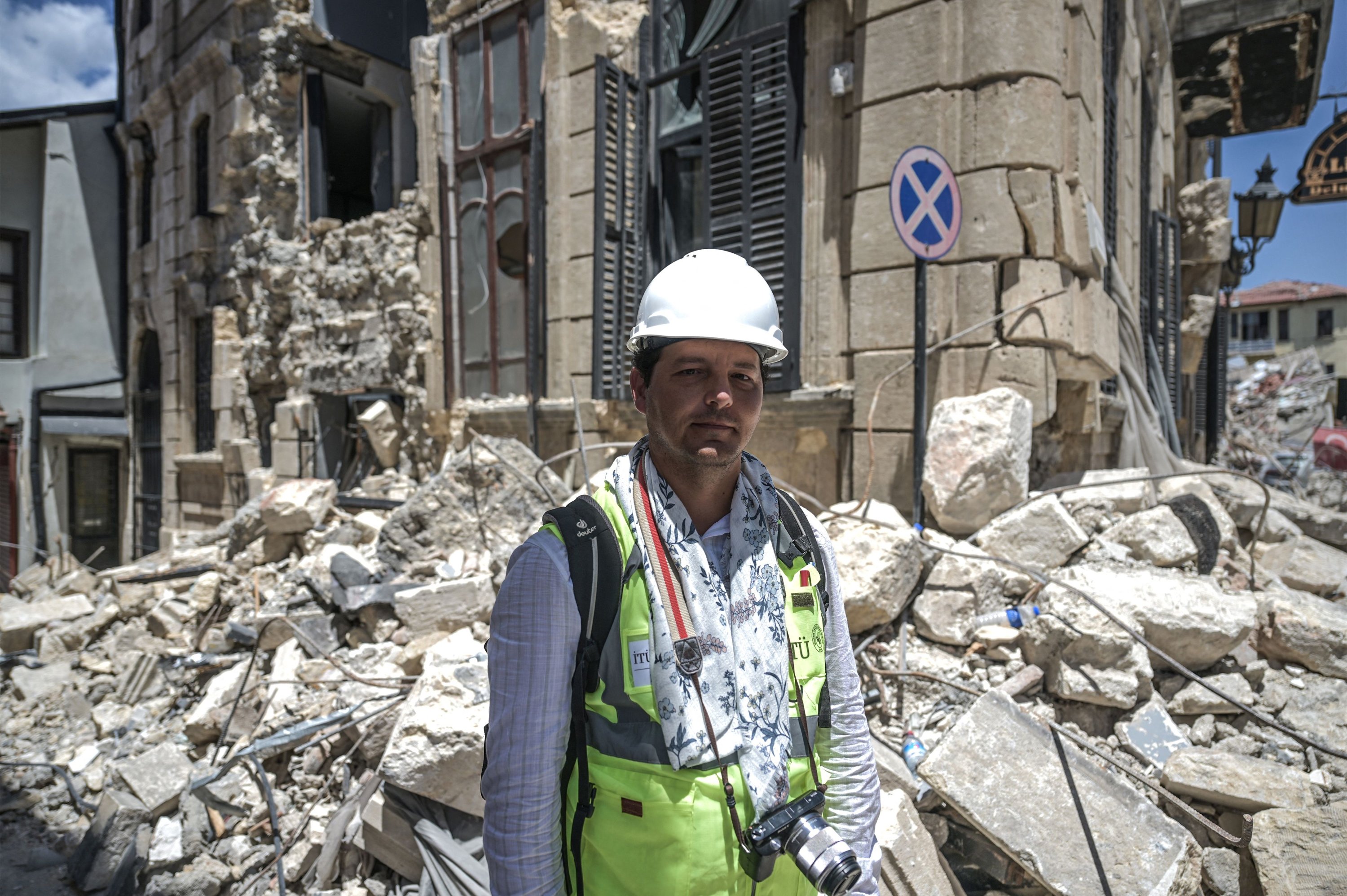 Umut Almaç, profesor arsitektur di departemen restorasi Universitas Teknik Istanbul saat wawancara, lima bulan setelah guncangan 7,8 skala Richter, Hatay, Türkiye, 11 Juli 2023. (Foto AFP)