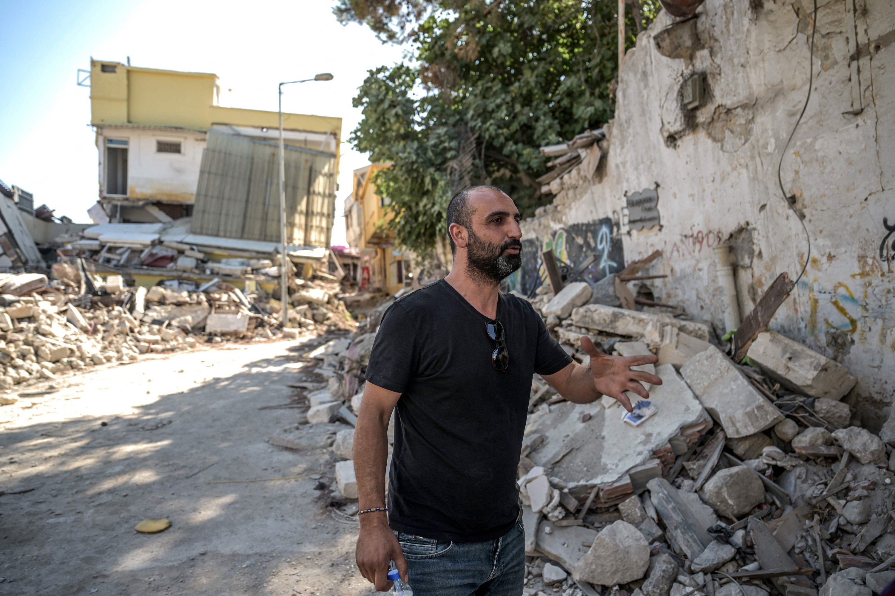 Gökhan Ergin, spesialis arsitek pada bangunan kuno berjalan di samping bangunan bersejarah yang rusak saat dia memeriksanya, lima bulan setelah guncangan berkekuatan 7,8, Hatay, Türkiye, 10 Juli 2023. (Foto AFP)