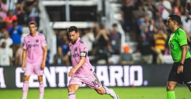Inter Miami forward Lionel Messi (C) shoots the winning freekick during the match against Cruz Azul at DRV PNK Stadium, Miami, US., July 21, 2023. (Reuters Photo)
