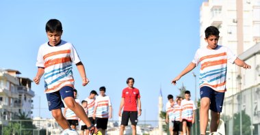 Konyaaltı Belediye Sports Club youths in action during a Summer Sports Schools training session, Antalya, Türkiye, July 23, 2023. (İHA Photo)