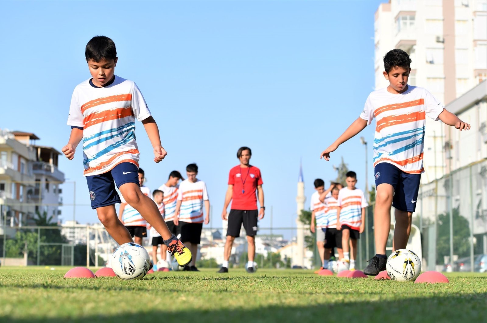Sekolah olahraga musim panas Antalya di Türkiye mendapat nilai bagus dengan anak-anak