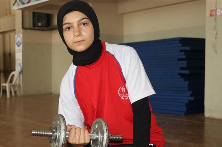 Keajaiban gulat lengan berusia 13 tahun merebut kejayaan Kejuaraan Turki