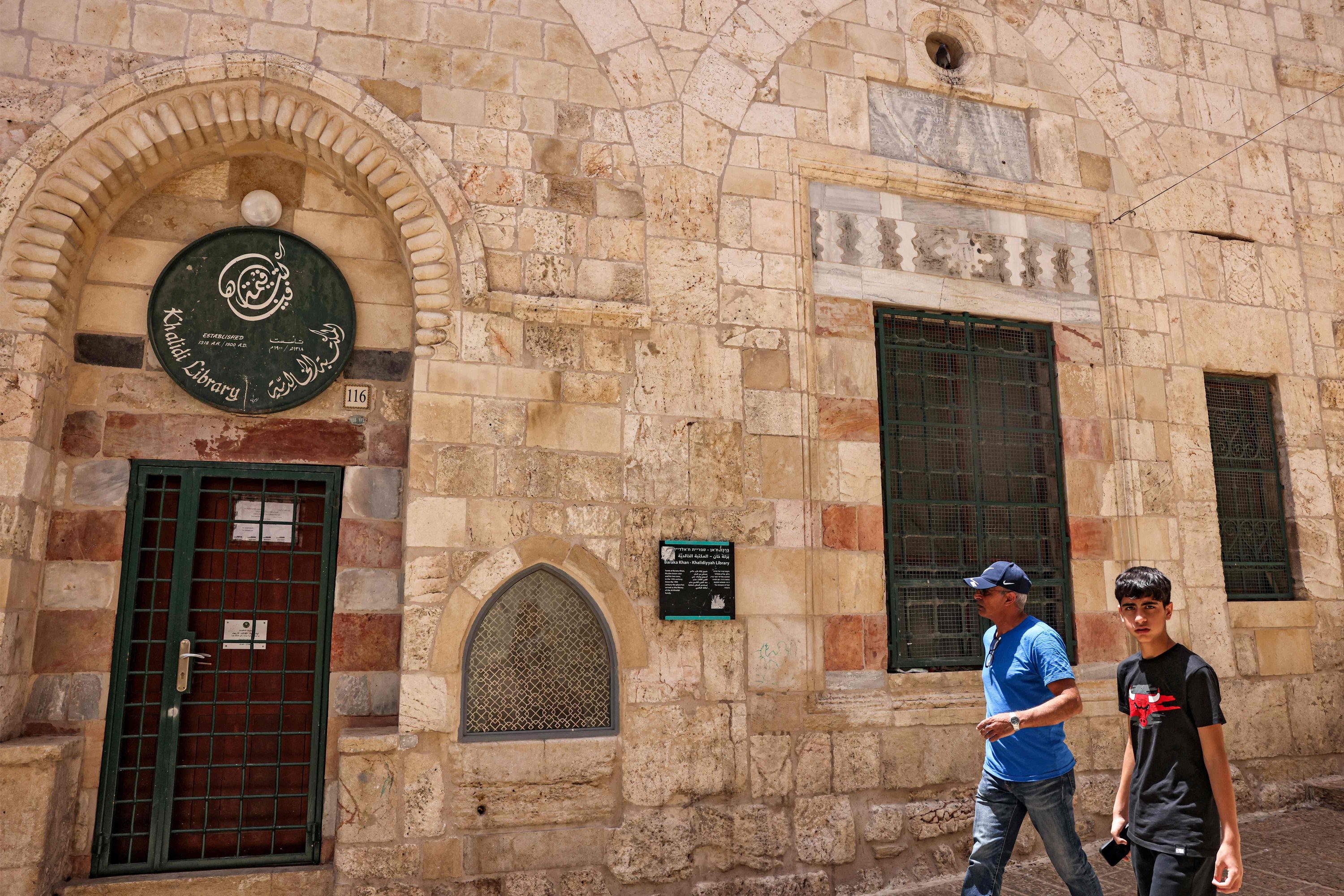 Orang-orang berjalan melewati Perpustakaan Khalidi di Yerusalem Timur, Palestina, 17 Juni 2023. (AFP)