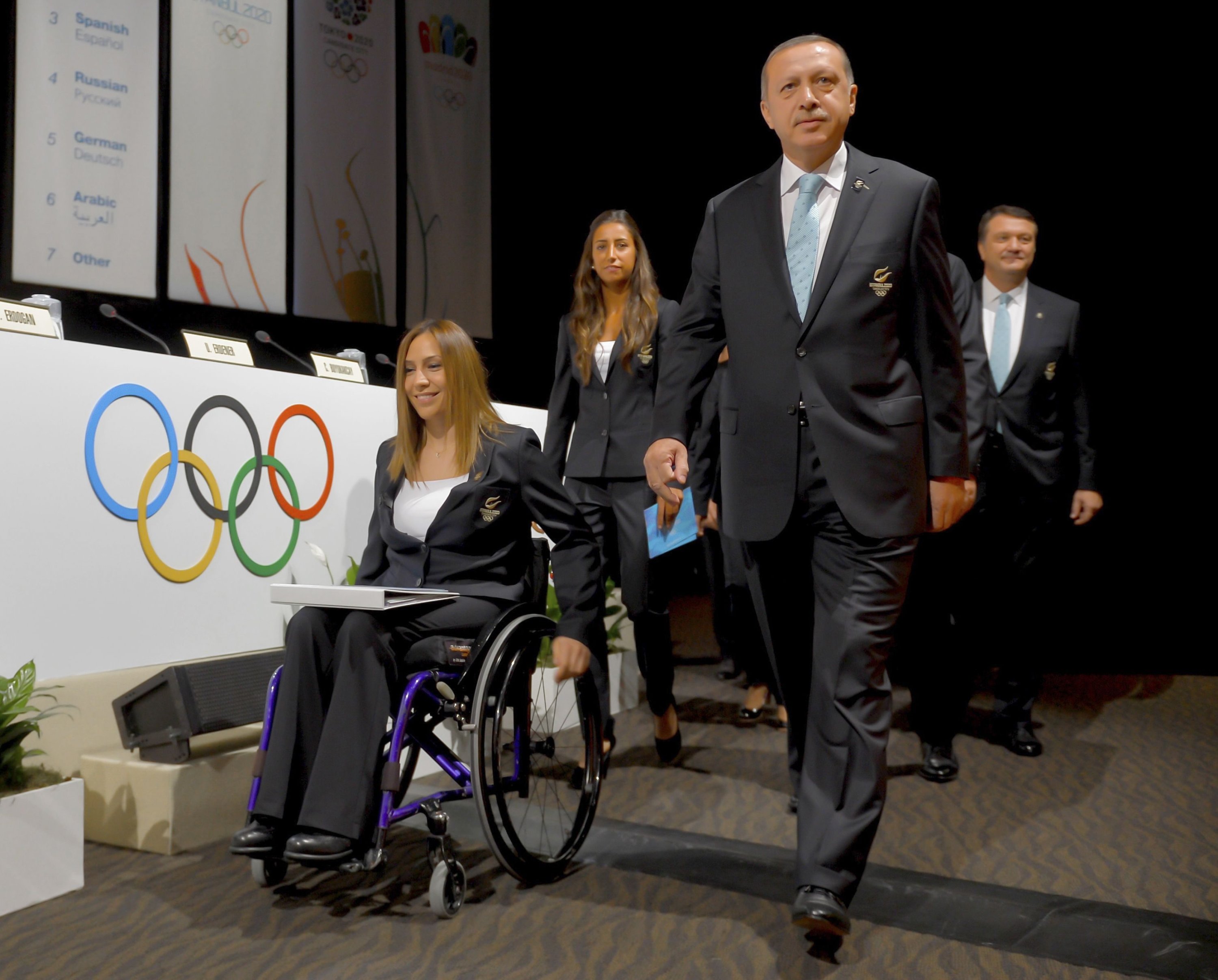 Presiden Recep Tayyip Erdoğan (depan kanan) berjalan bersama pemanah Paralimpiade Gizem Girismen saat dia memimpin panitia Istanbul 2020 ke ruangan untuk melakukan presentasi kepada Komite Olimpiade Internasional (IOC) sebagai calon tuan rumah Olimpiade Musim Panas 2020, Buenos Aires, Argentina, 7 September 2013. (Foto Reuters)